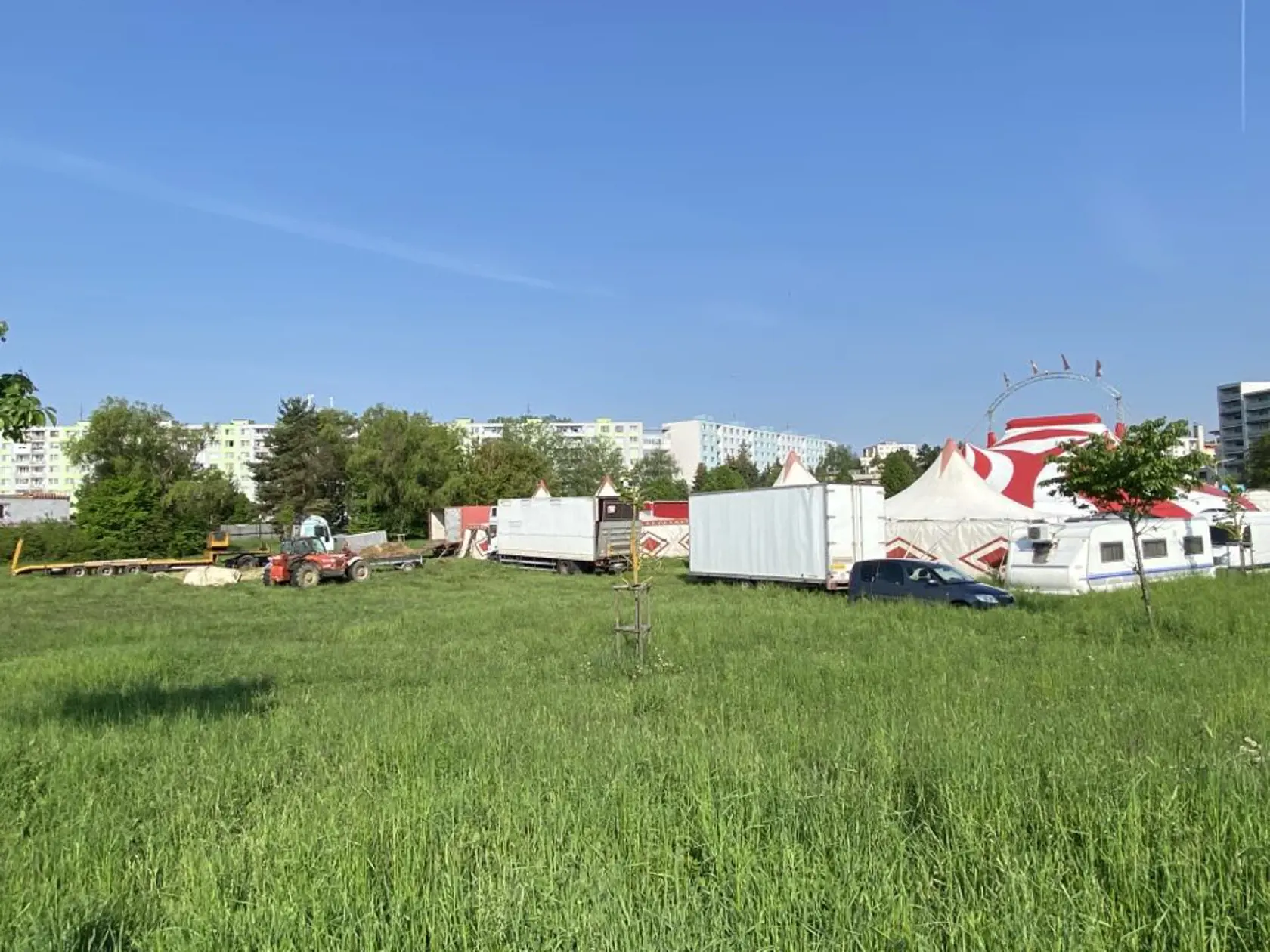 Ešte v piatok večer vystupovali, v sobotu skoro ráno im niekto podpálil majetok. Cirkus Francesko Jung informuje, že im okolo 5:00 niekto v Prešove zapálil seno, ktoré mali naložené na návese.Okrem sena zhorelo aj auto, ako aj generátor, ktorý potrebujú na miestach, kde sa nedokážu pripojiť k elektrine.