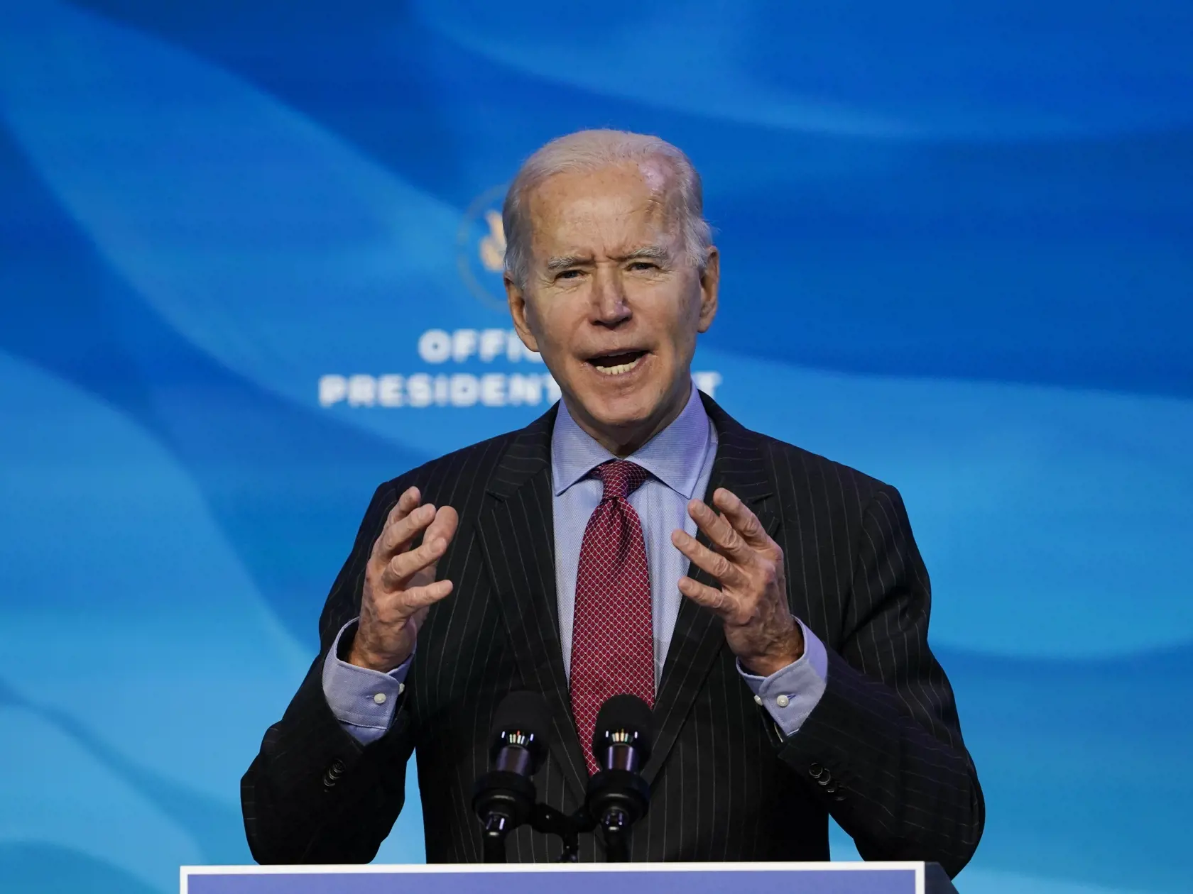 EBE 1 Wilmington - Na snímke novozvolený americký prezident Joe Biden v piatok 8. januára 2021 dokončil proces obsadzovania svojho vládneho kabinetu a vyzval Senát, aby urýchlene potvrdil jeho nominantov. Budúci demokratický prezident v piatok oznámil posledných členov svojho ekonomického tímu, ktorých označil za "24 vynikajúcich žien a mužov", na podujatí vo svojom domovskom meste Wilmington v štáte Delaware. FOTO TASR/AP
President-elect Joe Biden speaks during an event at The Queen theater in