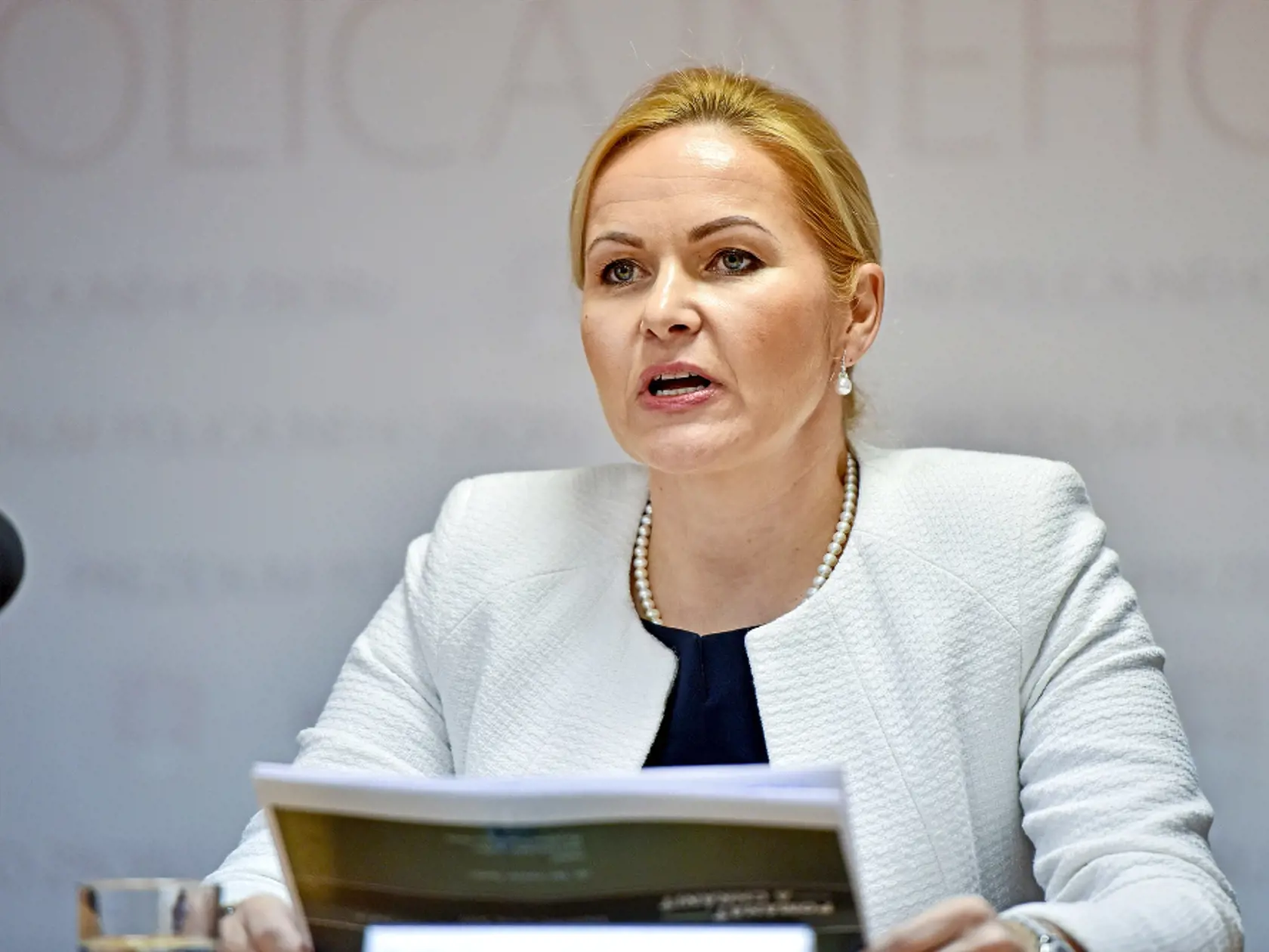 Podľa exkluzívnych zistení denníka Plus JEDEN DEŇ bude novou policajnou prezidentkou Jana Maškarová, ktorá už v minulosti pracovala ako policajná viceprezidentka. Počas vlád Igora Matoviča a Eduarda Hegera sa jej meno spomínalo vo viacerých kauzách a dokonca bola vypovedať na NAKA v kauze Očistec. Do úradu by mala nastúpiť už budúci pondelok.