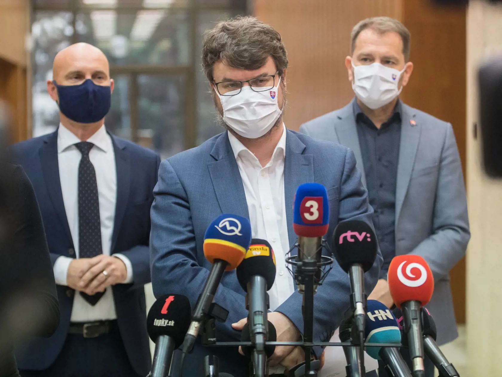 NEREAGOVANIE na šéfa ÚVO Hliváka - Jasné. Na niektoré veci sme reagovali a na niektoré nie. Vždy to závisí od toho, čo sa očakáva na našej strane. To je však formálna komunikácia. Uzavrel by som to tak, že určite sa neschovávame a kto nás chce nájsť, ten nás určite nájde.