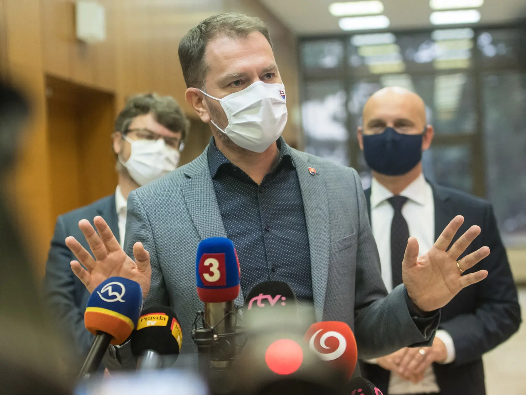 Na snímke zľava podpredseda vlády SR Štefan Holý, premiér SR Igor Matovič a minister školstva, vedy, výskumu a športu SR Branislav Gröhling počas brífingu s novinármi po mimoriadnom 56. zasadnutí vlády SR 4. decemra 2020 v Bratislave. FOTO  TASR - Martin Baumann