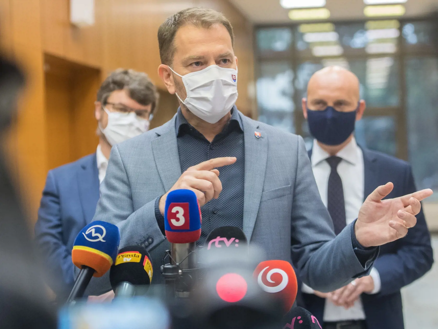 Na snímke zľava podpredseda vlády SR Štefan Holý, premiér SR Igor Matovič a minister školstva, vedy, výskumu a športu SR Branislav Gröhling počas brífingu s novinármi po mimoriadnom 56. zasadnutí vlády SR 4. decemra 2020 v Bratislave. FOTO  TASR - Martin Baumann