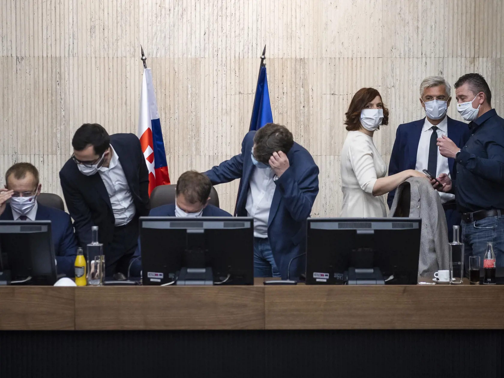 Na snímke zľava predseda Národnej rady SR Boris Kollár (Sme rodina), vedúci Úradu vlády SR Július Jakab, predseda vlády SR Igor Matovič (OĽaNO), podpredseda vlády pre legislatívu a strategické plánovanie Štefan Holý (Sme rodina),  podpredsedníčka vlády a ministerka pre investície a regionálny rozvoj SR Veronika Remišová (Za ľudí), minister zahraničných vecí a európskych záležitostí SR Ivan Korčok (SaS) a minister vnútra SR Roman Mikulec (OĽaNO) počas 12. rokovania vlády SR v Bratislave 19. apríl