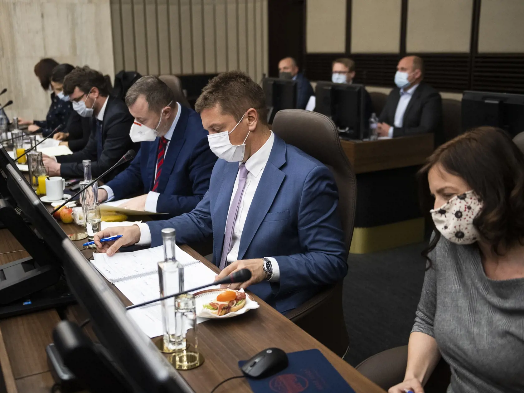 Na snímke zľava prvá podpredsedníčka vlády SR a ministerka pre investície a regionálny rozvoj Veronika Remišová (Za ľudí), ministerka spravodlivosti SR Mária Kolíková (Za ľudí), podpredseda vlády pre legislatívu a strategické plánovanie Štefan Holý (Sme rodina), minister práce, sociálnych vecí a rodiny SR Milan Krajniak (Sme rodina), minister dopravy a výstavby SR Andrej Doležal (Sme rodina) a ministerka kultúry SR Natália Milanová (OĽaNO) počas 2. schôdze vlády SR v Bratislave 23. marca 2020. F