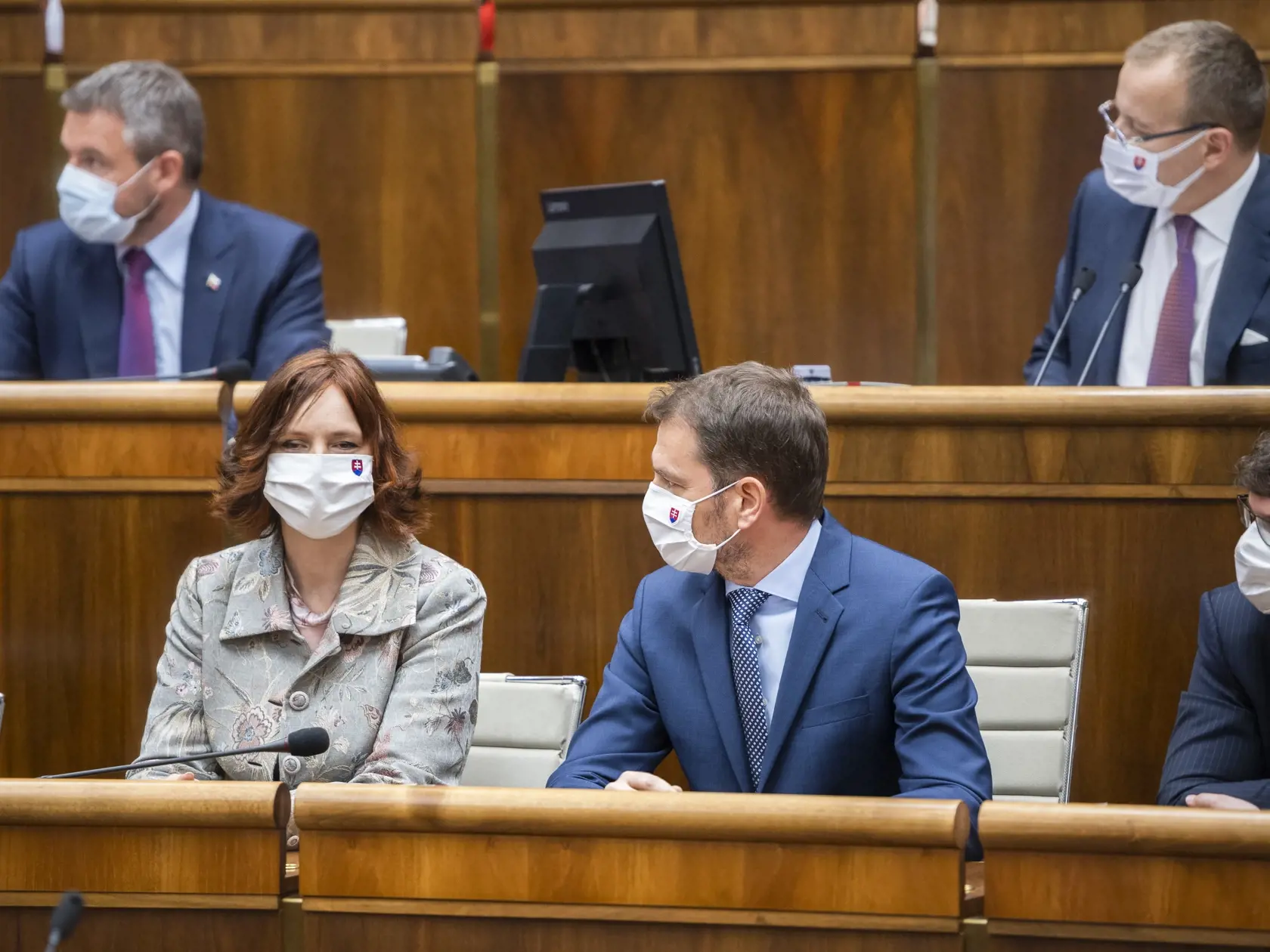Na snímke zľava  podpredseda NRSR Peter Pellegrini (SMER-SD), podpredsedníčka vlády pre investície a informatizáciu SR Veronika Remišová (Za ľudí), predseda vlády SR Igor Matovič (OĽaNO), predseda Národnej rady SR Boris Kollár (Sme rodina) a podpredseda vlády pre legislatívu a strategické plánovanie Štefan Holý (Sme rodina) počas 6. schôdze NR SR v Bratislave 20. apríla 2020. FOTO TASR - Jaroslav Novák