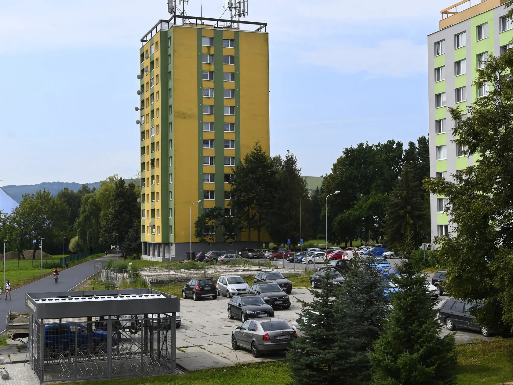 Cirkus postavili neďaleko zhorenej bytovky na Mukačevskej ulici na prešovskom Sídlisku III. Na snímke uprostred železobetónová základová doska, ktorá zostala po zhorenej bytovke. Zbúrali ju po tragickom výbuchu plynu zo dňa 6. decembra 2019. Prešov 4. augusta 2020 FOTO TASR – Milan Kapust