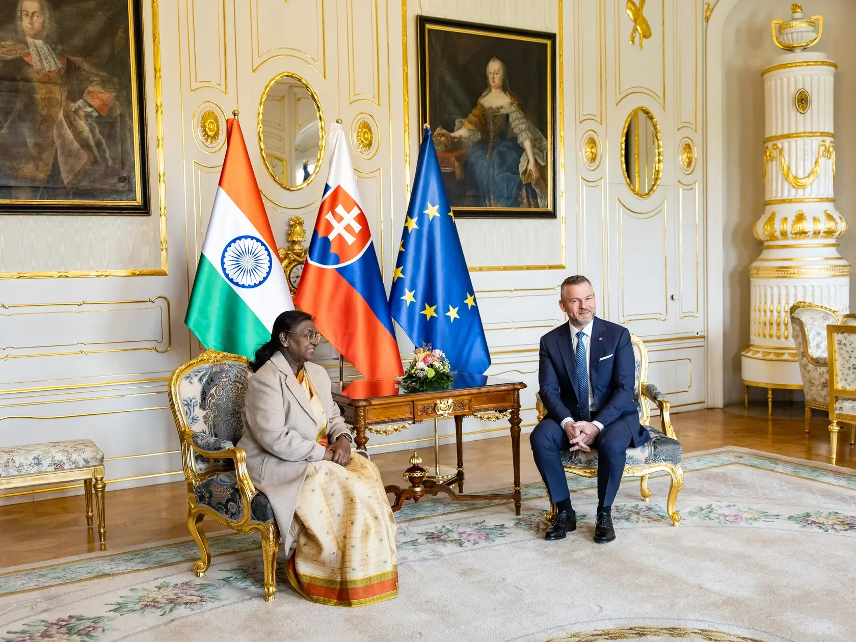 Prezident SR Peter Pellegrini víta v Grasalkovičovom paláci prezidentku Indickej republiky Draupadi Murmúovú.
