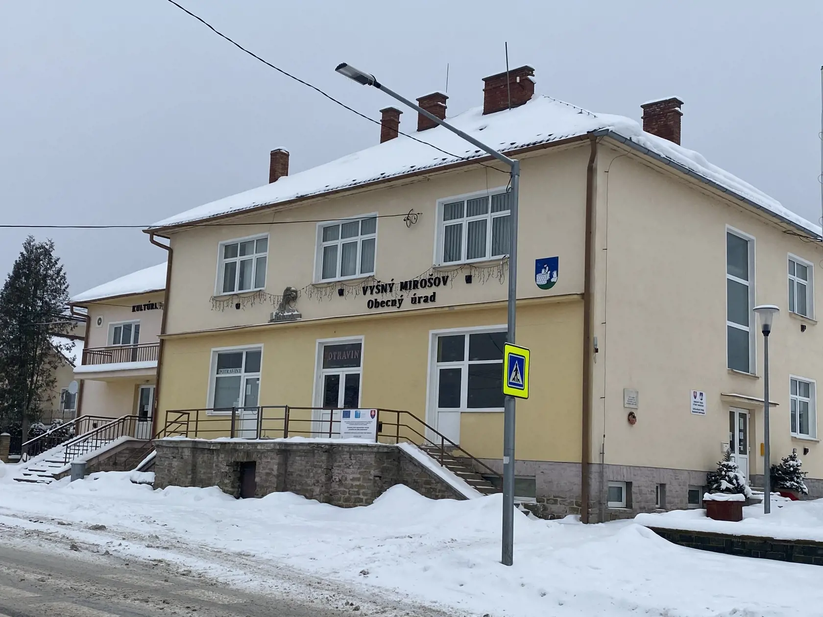Kultúrny dom vedľa obecného úradu vo Vyšnom Mirošove tiež zablokoval exekútor pre starostove dlžoby.