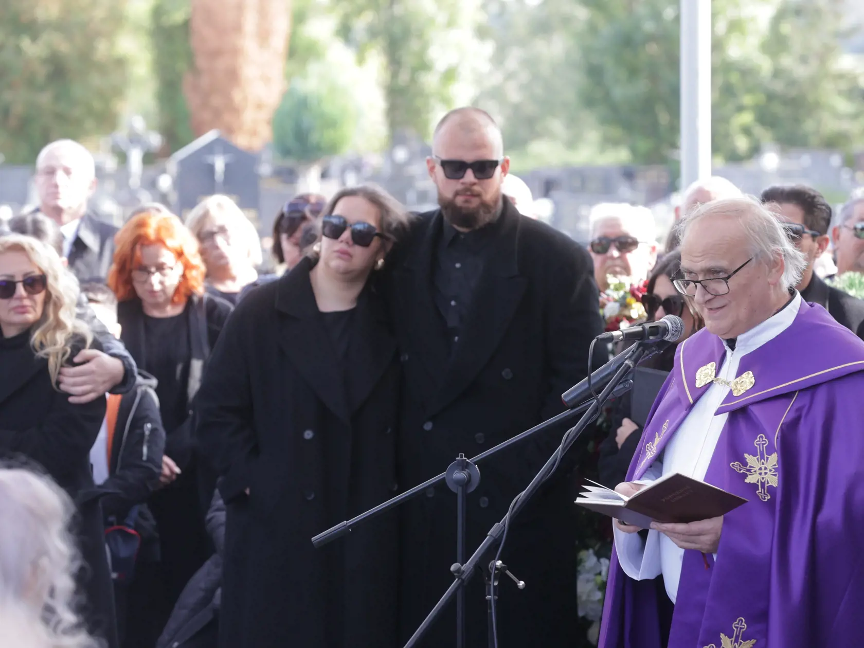 Posledná rozlúčka s hudobníkom Ľubom Virágom (†68). Pochovaný bude na cintoríne v obci Šintava. 