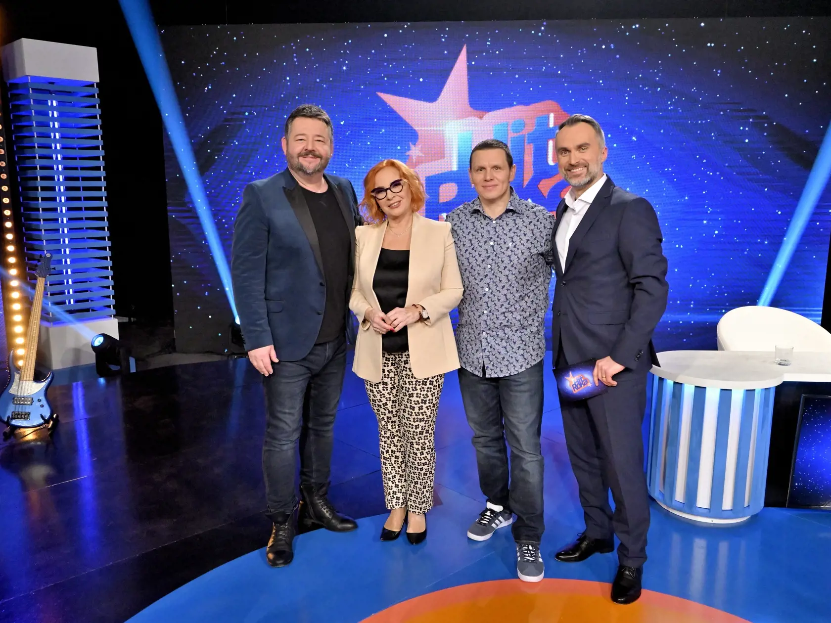 Hit roka - rok 2000
Na snímke: Michal Hudák, Kamila Magálová, Michal Kubovčík a Ján Žgravčák.