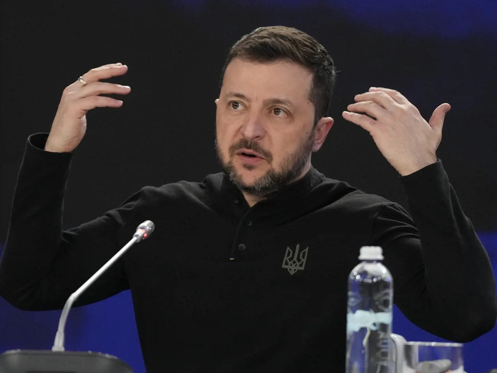 WA 18 Kyjev - Ukrajinský prezident Volodymyr Zelenskyj gestikuluje na tlačovej konferencii po mimoriadnom summite lídrov z Európy a Kanady pri príležitosti 3. výročia vojny ruskej invázie na Ukrajinu v Kyjeve v pondelok 24. februára 2025. Do Kyjeva v pondelok ráno pricestovalo približne 12 lídrov z Európy a Kanady pri príležitosti tretieho výročia ruskej invázie na Ukrajinu. Okrem delegácie vrcholových predstaviteľov EÚ sú medzi nimi aj prezidenti a predsedovia vlád severoeurópskych krajín a Španielska. FOTO TASR/AP
 
Ukrainian President Volodymyr Zelenskyy gestures during a news conference at a security summit in Kyiv, Ukraine, Monday, Feb. 24, 2025. (Frank Gunn/The Canadian Press via AP)