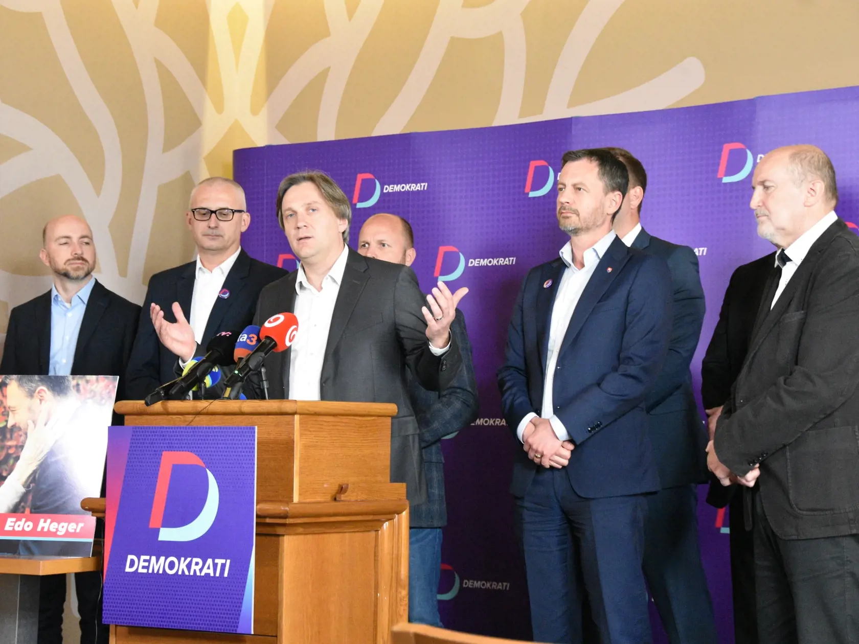 Strana Demokrati sa spája so vznikajúcou stranou Dobrý deň Slovensko. Na snímke Ján Šubák so stranou Demokrati v Banskej Bystrici.