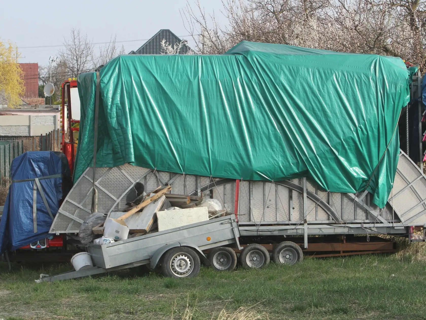 Na Kudriovej pozemku sú odparkované kamióny s kolotočmi.