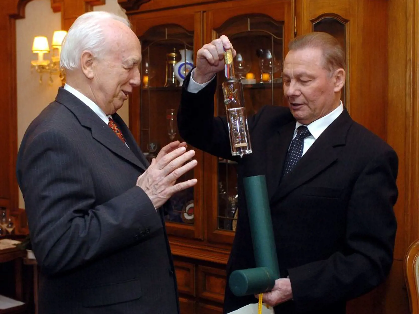 LJ37 Budapešť - Slovenský prezident Rudolf Schuster (vpravo) obdaroval svojho maďarského kolegu Ferenca Mádla 28. marca v reštaurácii Divá ruža v Budapešti povestnou drienkovicou pri príležitosti svojej jednodňovej návštevy Maďarska. TASR/MTI
Hungarian President Ferenc Madl ,left, is being presented with a bottle of self-made cornel brandy by Slovakian President Rudolf Schuster in the Vadrozsa restaurant in Budapest, Hungary March 28, 2004. Schuster is staying on a one-day private visit in Hung