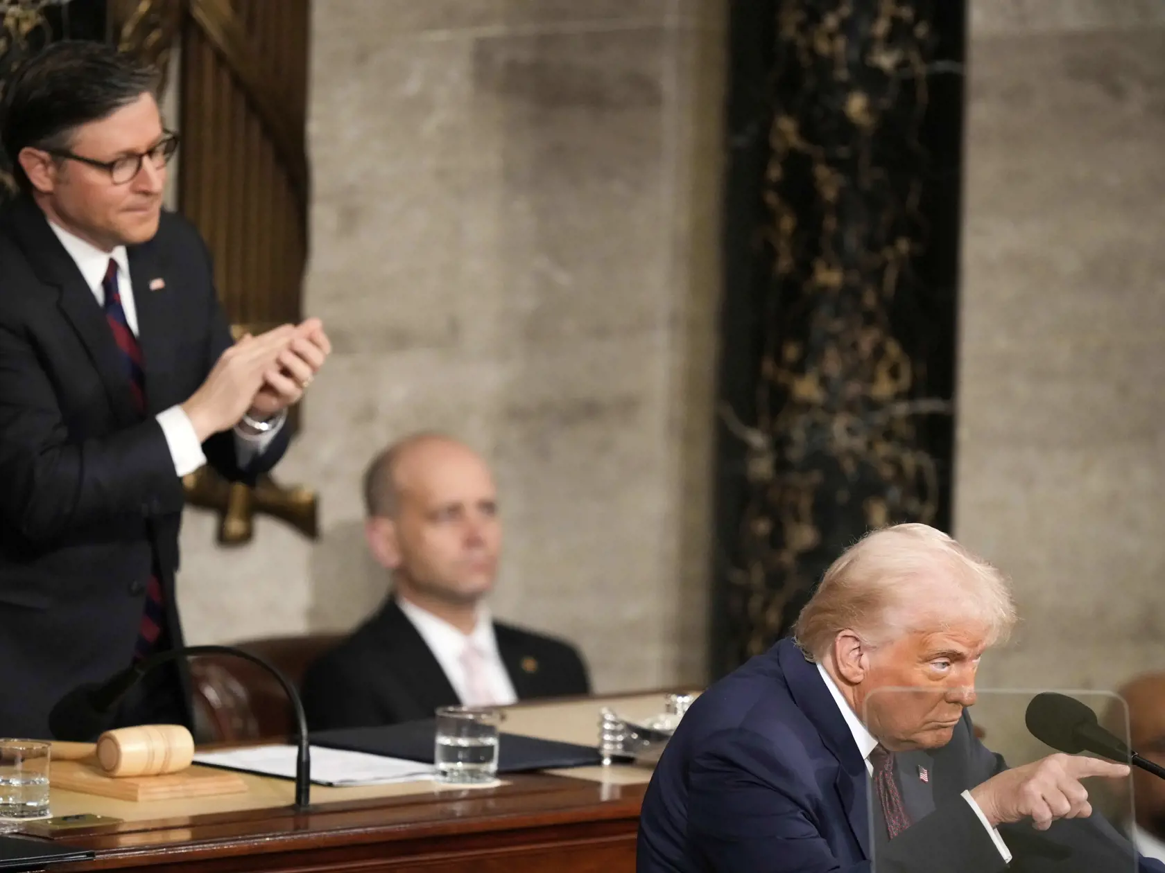 Americký prezident Donald Trump (vpravo) vystupuje s príhovorom na pôde amerického Kongresu vo Washingtone v utorok 4. marca 2025. V pozadí vľavo stojí a tlieska mu predseda americkej Snemovne reprezentantov Mike Johnson. FOTO TASR/AP  

House Speaker Mike Johnson of La., left, stands as President Donald Trump addresses a joint session of Congress at the Capitol in Washington, Tuesday, March 4, 2025. (AP Photo/Alex Brandon)