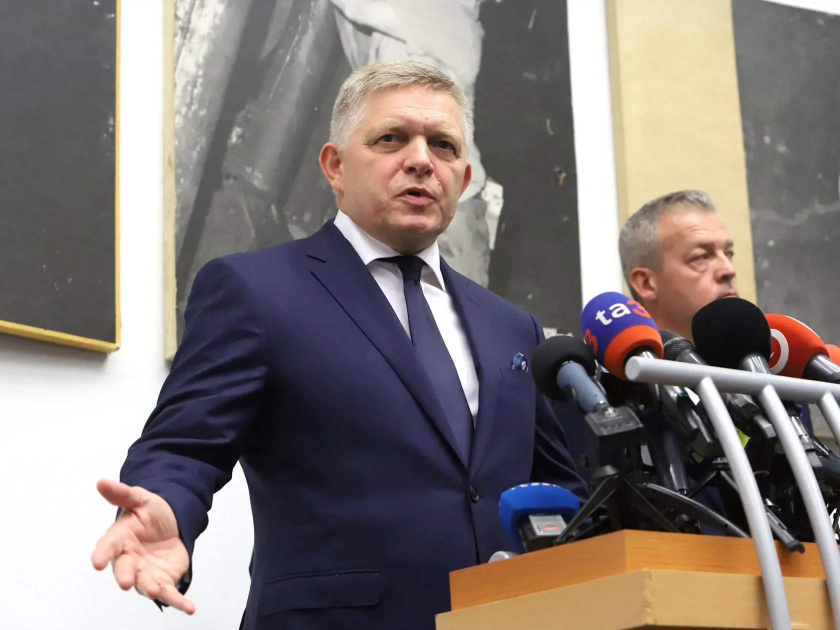 Predseda vlády SR Robert Fico (Smer-SD) absolvoval regionálny výjazd v Handlovej. Zúčastnil sa na slávnostnom prestrihnutí pásky pri otvorení zrekonštruovaných priestorov školy, neskôr navštívil výrobný závod na chov sladkovodných rýb AGRO Rybia farma, ktorý vznikol v rámci transformácie uhoľného regiónu a zamestnáva bývalých baníkov. Na záver návštevy sa stretol s primátorkou Handlovej Silviou Grúberovou. Na snímke predseda vlády SR Robert Fico počas  brífingu v Handlovej 6. septembra 2024. FOT