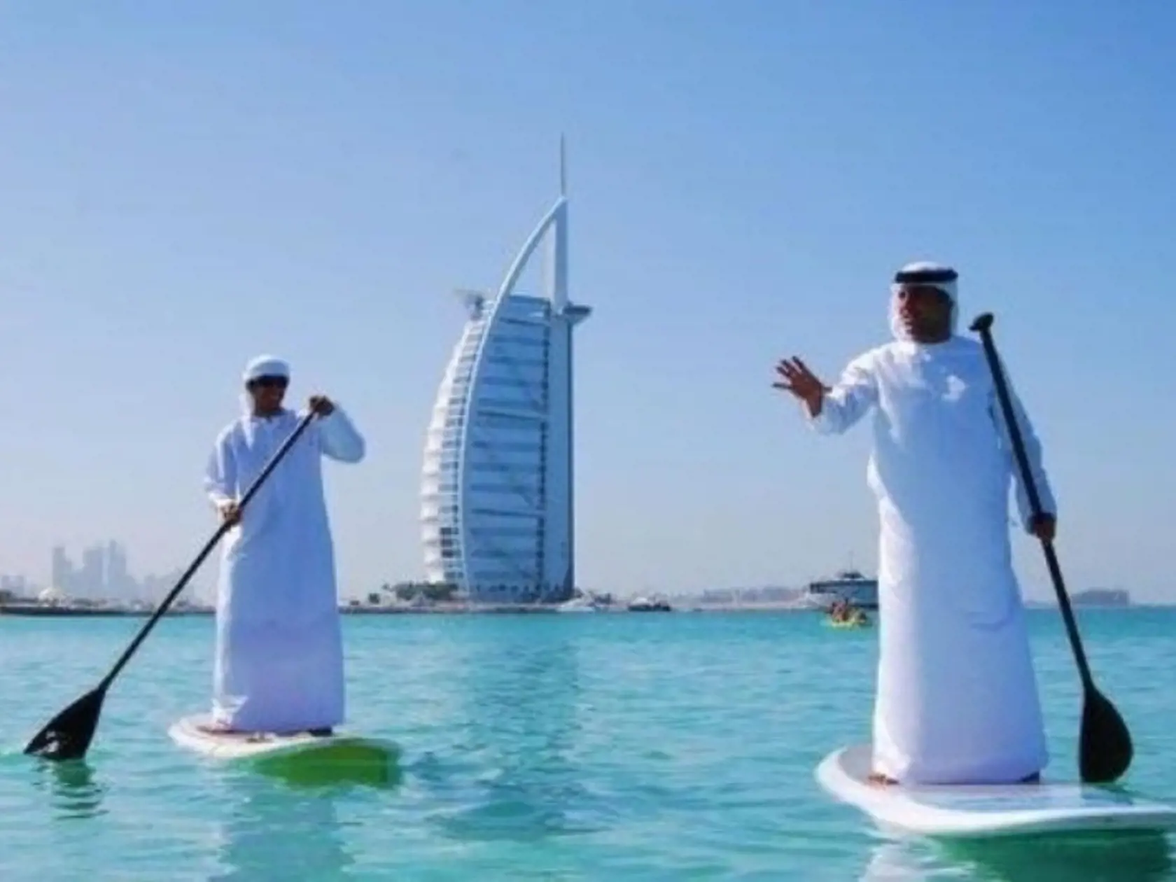 Plachtia pred plachetnicou: Aj v Dubaji podľahli novému športu - paddle boardingu.
