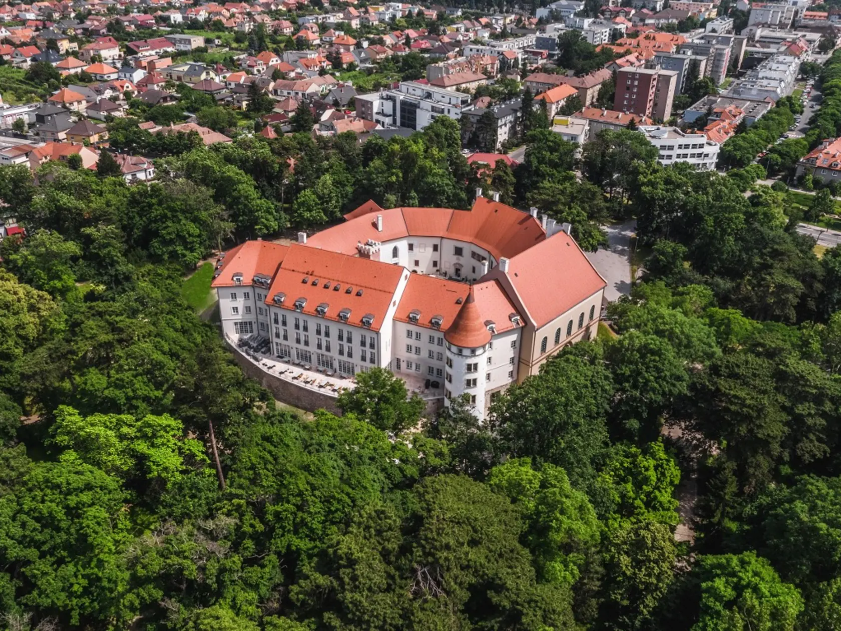 Bývať budú v luxusnom apartmáne, ktorý sa nachádza vo veži zámku.