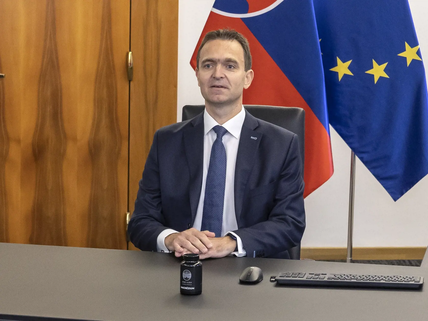 Dosluhujúci predseda vlády Slovenskej republiky Eduard Heger oficiálne odovzáva úrad svojmu nástupcovi Ľudovítovi Ódorovi, ktorého do funkcie vymenovala prezidentka Zuzana Čaputová, ako predsedu úradníckej vlády.