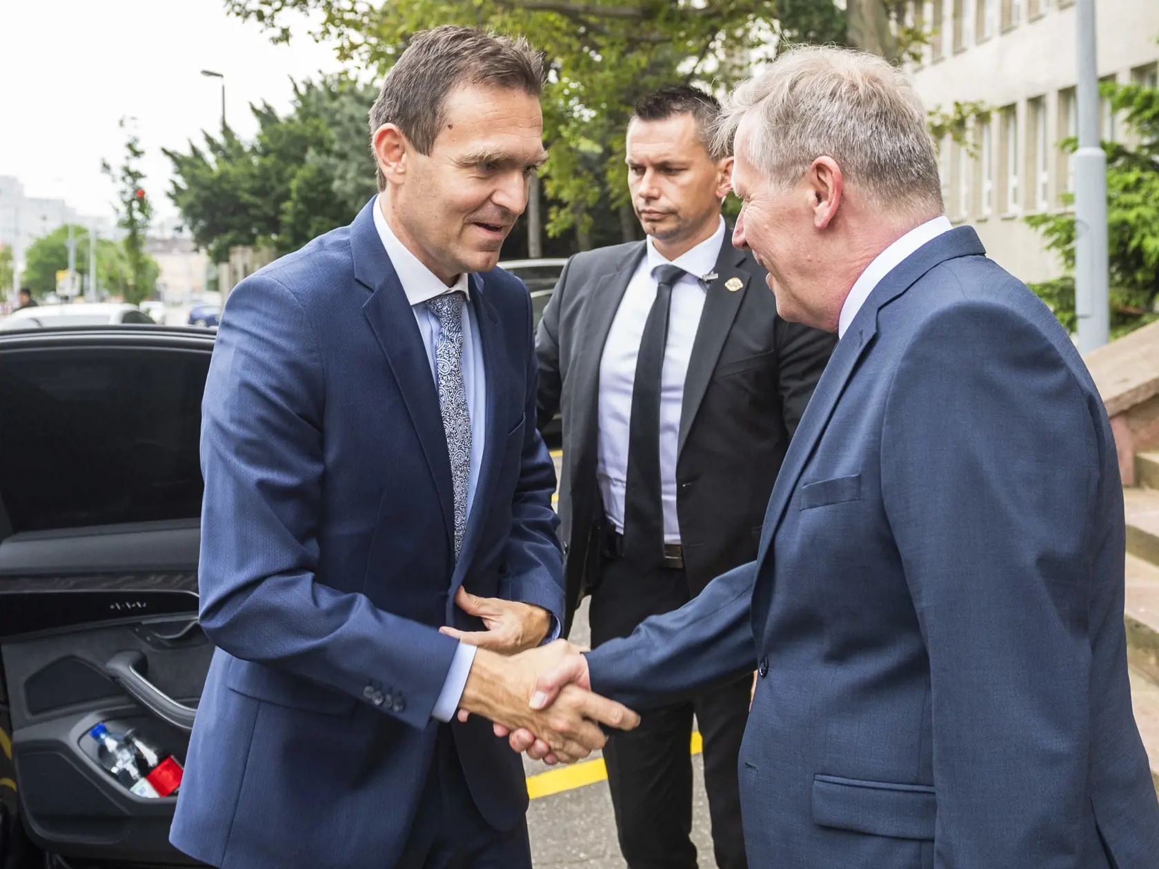 Nový predseda vlády odborníkov SR Ľudovít Ódor odštartoval v utorok 16. mája 2023 prvú zo série úvodných návštev ministerstiev, počas ktorých sa oboznámi s aktuálnou situáciou v jednotlivých vládnych rezortoch. Na snímke zľava nový minister dopravy a výstavby SR Pavol Lančarič a predseda vlády odborníkov Ľudovít Ódor počas stretnutia na pôde rezortu dopravy v Bratislave 18. mája 2023.