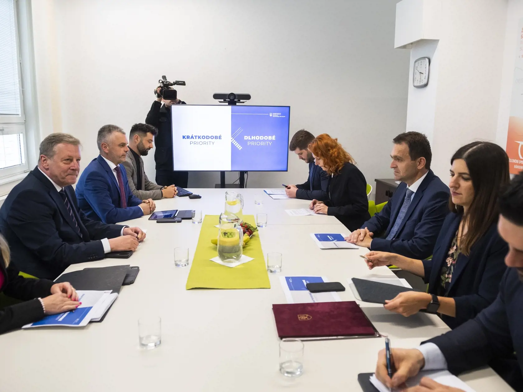 Nový predseda vlády odborníkov SR Ľudovít Ódor odštartoval v utorok 16. mája 2023 prvú zo série úvodných návštev ministerstiev, počas ktorých sa oboznámi s aktuálnou situáciou v jednotlivých vládnych rezortoch. Na snímke druhý zľava nový minister dopravy a výstavby SR Pavol Lančarič, štvrtá sprava podpredsedníčka vlády odborníkov Lívia Vašáková a tretí sprava  predseda vlády odborníkov Ľudovít Ódor počas stretnutia na pôde rezortu dopravy v Bratislave 18. mája 2023.