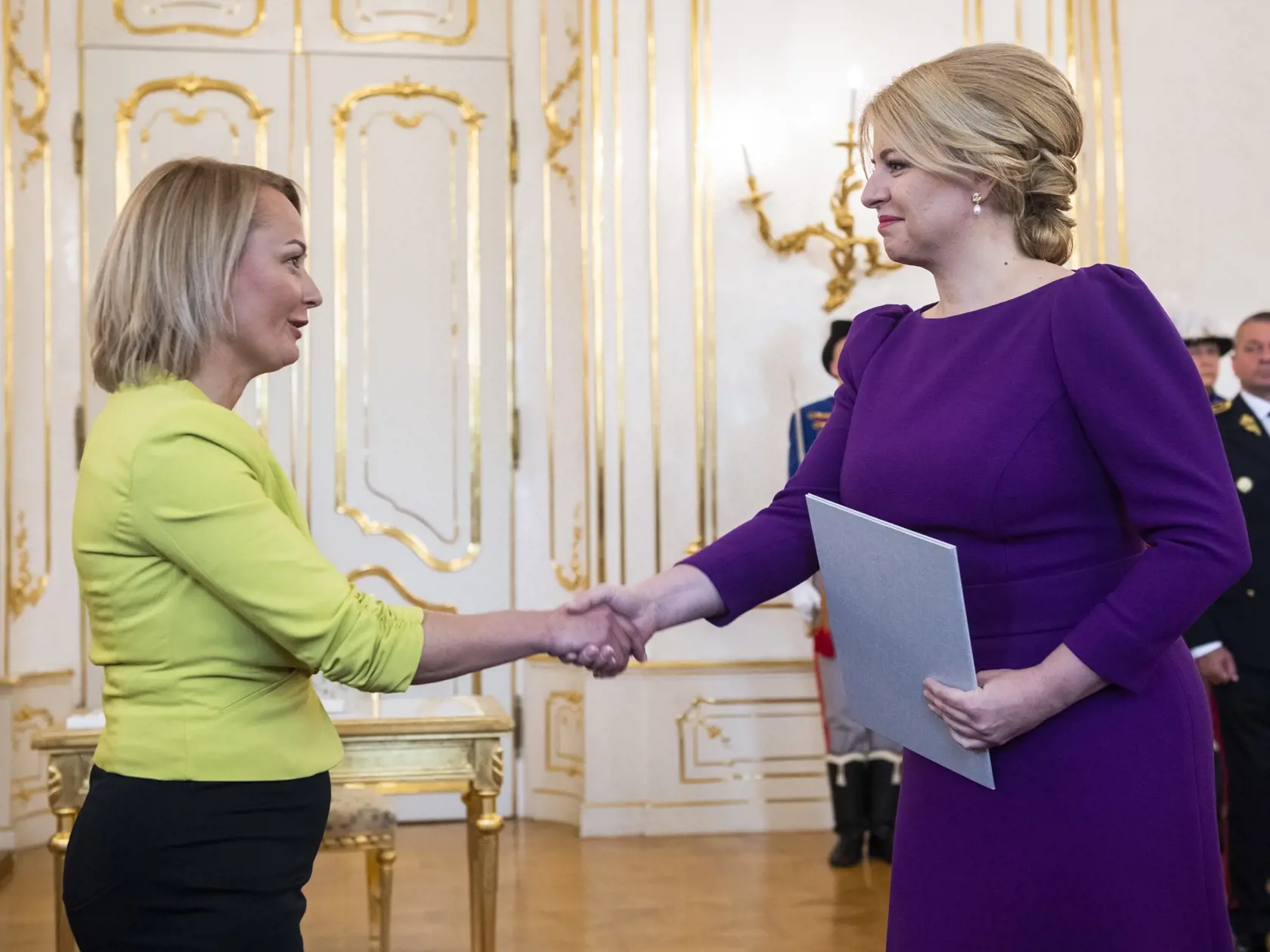 Na snímke sprava prezidentka SR Zuzana Čaputová a ministerka práce, sociálnych vecí a rodiny SR Soňa Gaborčáková počas vymenovania novej vlády odborníkov v Prezidentskom paláci v Bratislave v pondelok 15. mája 2023. Prezidentka SR Zuzana Čaputová dnes vymenovala novú úradnícku vládu, ktorá nahradila dočasne poverený kabinet Eduarda Hegera. Heger požiadal 7. mája hlavu štátu o zbavenie poverenia viesť vládu.