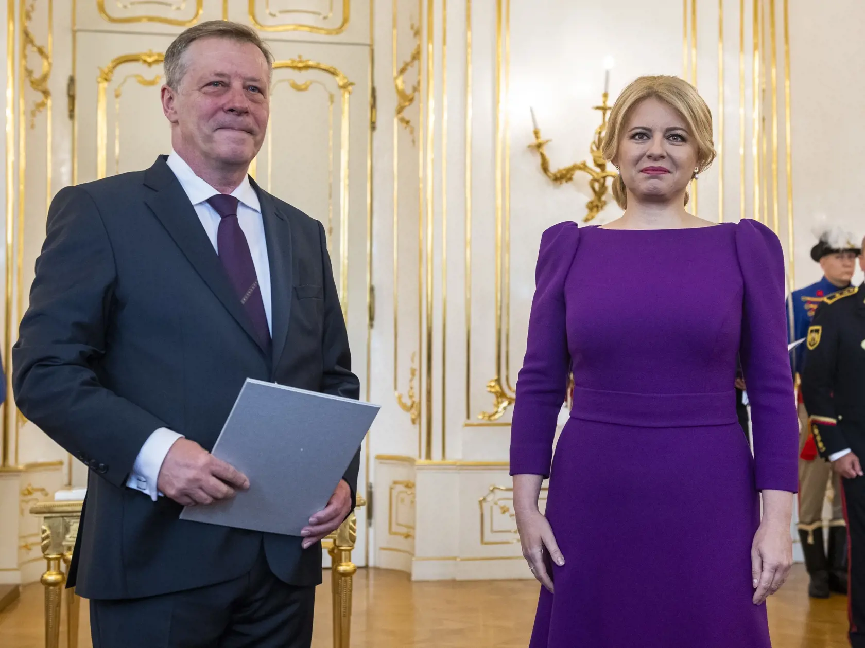 Na snímke sprava prezidentka SR Zuzana Čaputová a minister dopravy a výstavby SR Pavol Lančarič počas vymenovania novej vlády odborníkov v Prezidentskom paláci v Bratislave v pondelok 15. mája 2023. Prezidentka SR Zuzana Čaputová dnes vymenovala novú úradnícku vládu, ktorá nahradila dočasne poverený kabinet Eduarda Hegera. Heger požiadal 7. mája hlavu štátu o zbavenie poverenia viesť vládu.