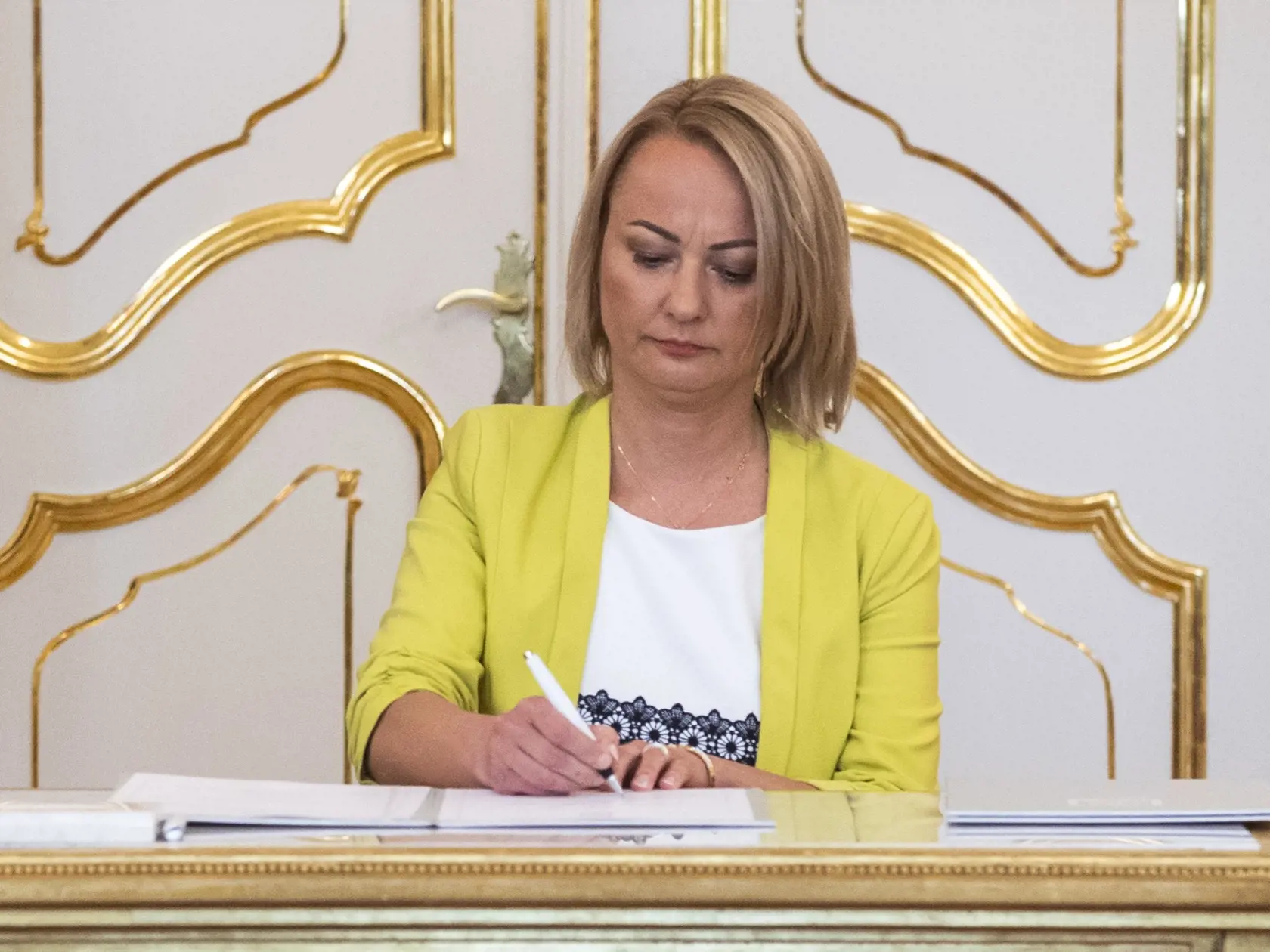 Na snímke ministerka práce, sociálnych vecí a rodiny SR Soňa Gaborčáková podpisuje menovací dekrét počas vymenovania novej vlády odborníkov v Prezidentskom paláci v Bratislave v pondelok 15. mája 2023. Prezidentka SR Zuzana Čaputová dnes vymenovala novú úradnícku vládu, ktorá nahradila dočasne poverený kabinet Eduarda Hegera. Heger požiadal 7. mája hlavu štátu o zbavenie poverenia viesť vládu.