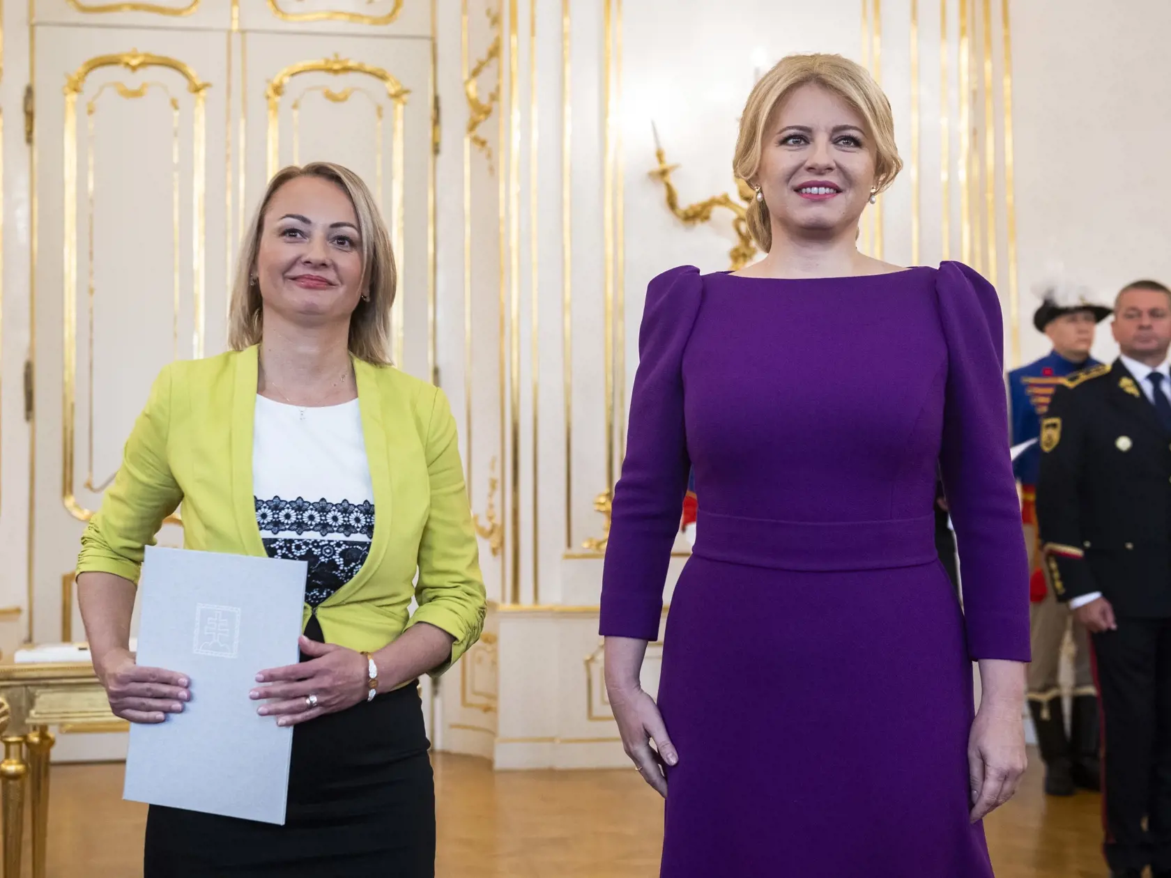Na snímke sprava prezidentka SR Zuzana Čaputová a ministerka práce, sociálnych vecí a rodiny SR Soňa Gaborčáková počas vymenovania novej vlády odborníkov v Prezidentskom paláci v Bratislave v pondelok 15. mája 2023. Prezidentka SR Zuzana Čaputová dnes vymenovala novú úradnícku vládu, ktorá nahradila dočasne poverený kabinet Eduarda Hegera. Heger požiadal 7. mája hlavu štátu o zbavenie poverenia viesť vládu.
