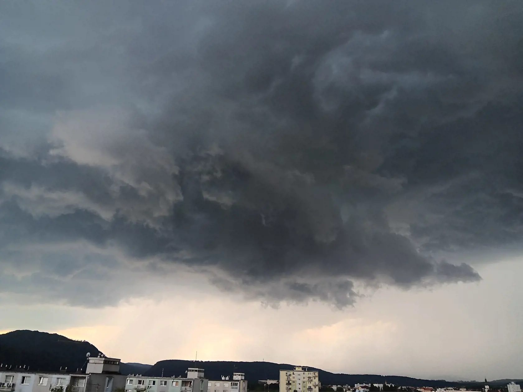 Krúpy, silný vetrisko a dážď. Už onedlho sa prirútia silné lejaky.
