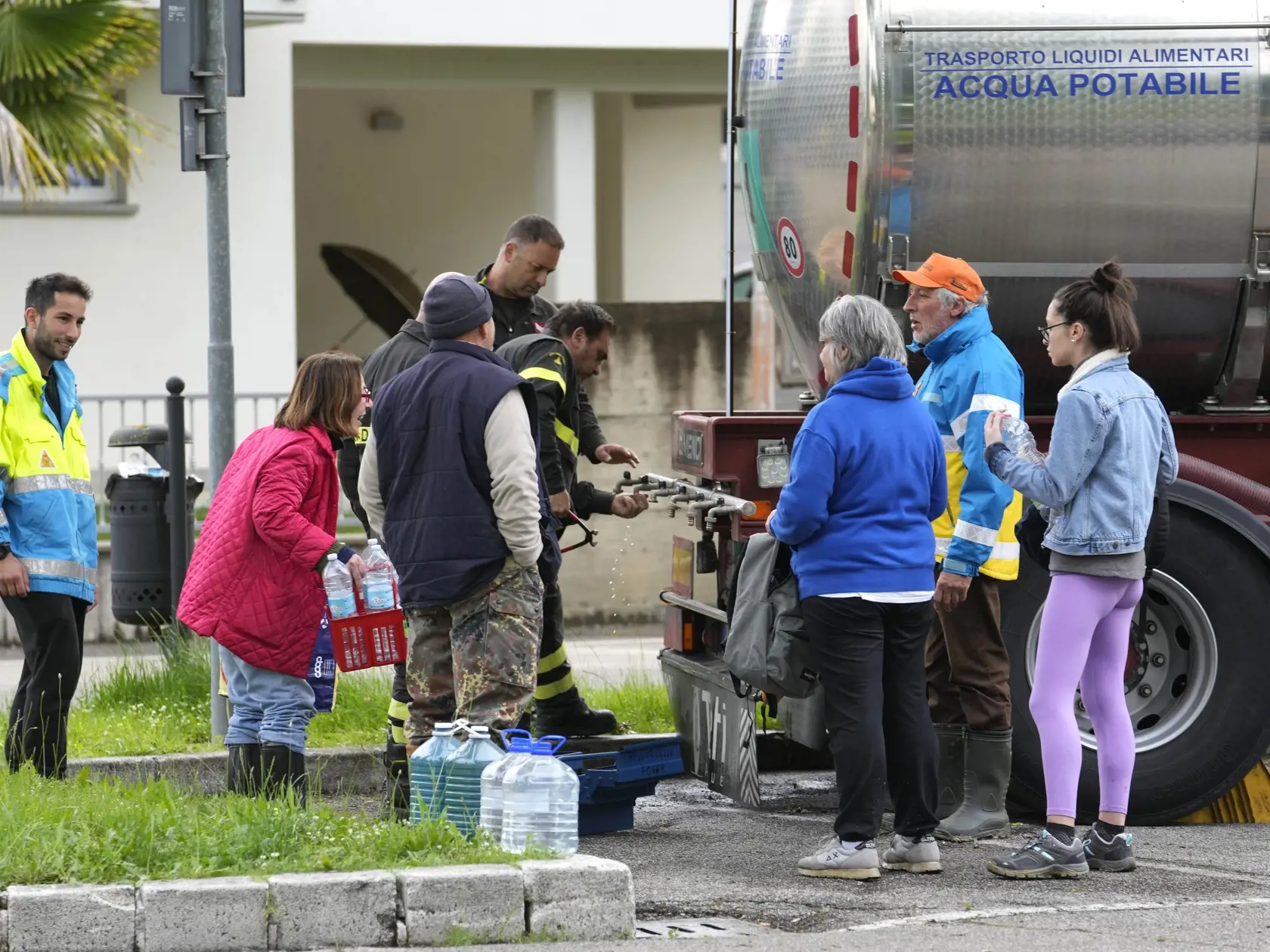 WA 30 Castel Bolognese - Hasiči priviezli cisternu s pitnou vodou pre obyvateľov v zaplavenej obci Castel Bolognese v severotalianskom regióne Emilia Romagna vo štvrtok 18. mája 2023. Na najmenej osem stúpol v stredu počet obetí dvojdňových výdatných zrážok a následných záplav na severe Talianska. FOTO TASR/AP

Firefighters distribute drinking water in Castel Bolognese, Italy, Thursday, May 18, 2023. Exceptional rains Wednesday in a drought-struck region of northern Italy swelled rivers over the