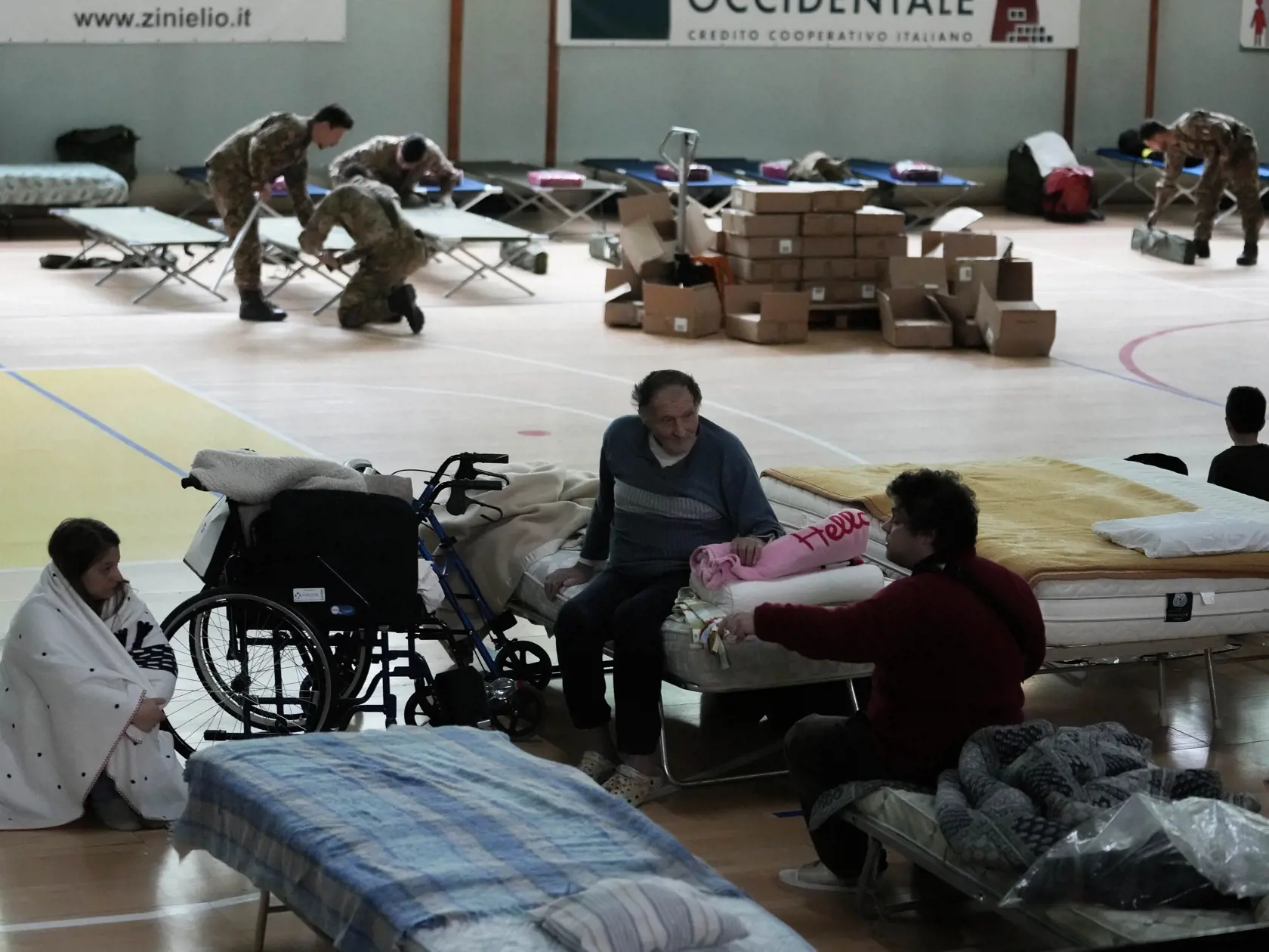 WA 28 Castel Bolognese - Na snímke evakuovaní obyvatelia, ktorí našli dočasný domov v miestnej telocvični gymnázia v zaplavenej obci Castel Bolognese v severotalianskom regióne Emilia Romagna vo štvrtok 18. mája 2023. Na najmenej osem stúpol v stredu počet obetí dvojdňových výdatných zrážok a následných záplav na severe Talianska. FOTO TASR/AP

People rest in a makeshift camp set up inside the gymnasium of the flooded town of Castel Bolognese, Italy, Thursday, May 18, 2023. Exceptional rains Wed