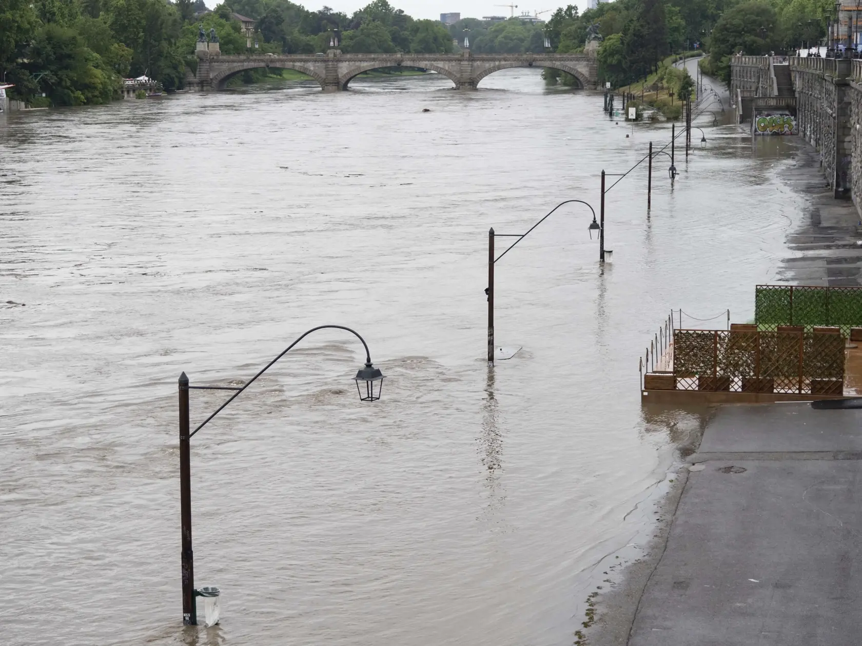 JB 51 Turín - Pohľad na zaplavenú oblasť Lungo Po Murazzi v talianskom Turíne 21. mája 2023. FOTO TASR/AP

A view of the flooded area of Lungo Po Murazzi, in Turin, Italy, Sunday, May 21, 2023. (Matteo Secci/LaPresse via AP)