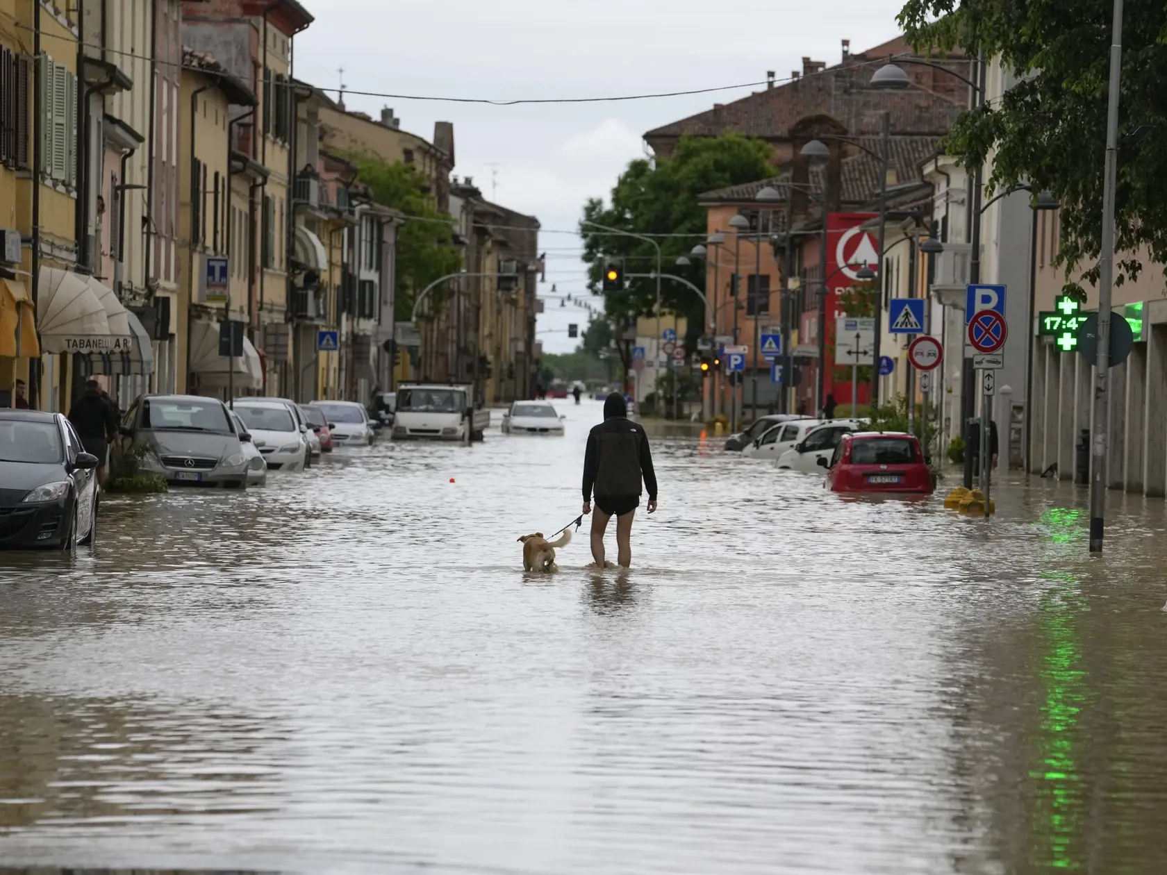 KK34 Castel Bolognese - Muž so psom kráčajú po zaplavenej ulici v obci Castel Bolognese v severotalianskom regióne Emilia Romagna 17. mája 2023. Na najmenej osem stúpol v stredu počet obetí dvojdňových výdatných zrážok a následných záplav na severe Talianska. FOTO TASR/AP
A man walks his dog through a flooded street in the village of Castel Bolognese, Italy, Wednesday, May 17, 2023. Exceptional rains Wednesday in a drought-struck region of northern Italy swelled rivers over their banks, killing 
