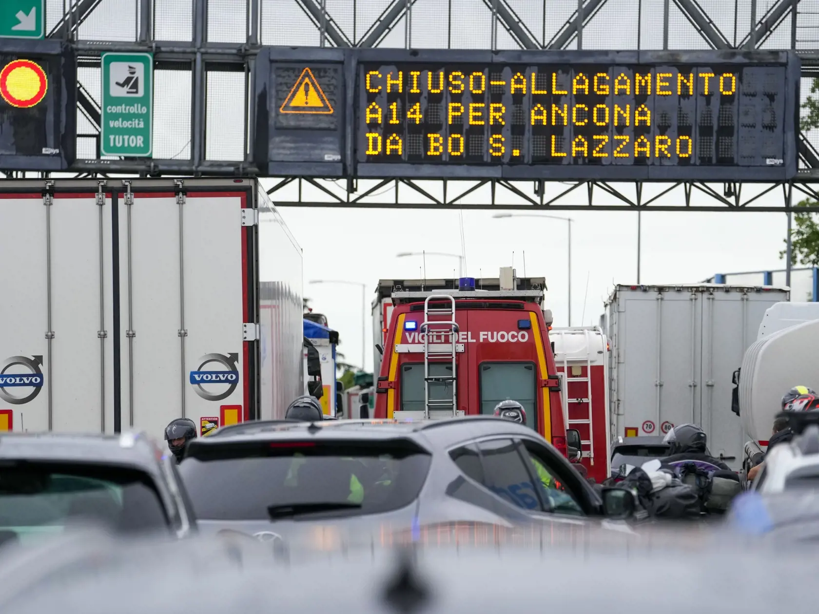 KK10 Bologna - Autá stoja v kolóne na diaľnici A14 pri Bologni v severotalianskom regióne Emilia Romagna 17. mája 2023. Predstavitelia v severnom Taliansku upozornili obyvateľov, aby sa v stredu premiestnili na vyššie položené miesta. Hrozí totiž, že rieky preplnené dažďovou vodou sa znova vylejú z brehov. Záplavy si doteraz vyžiadali najmenej tri ľudské životy a donútili na evakuáciu okolo 5000 ľudí. FOTO TASR/AP
Cars queue on the A14 highway near Bologna, in the northern Italian region of Emil