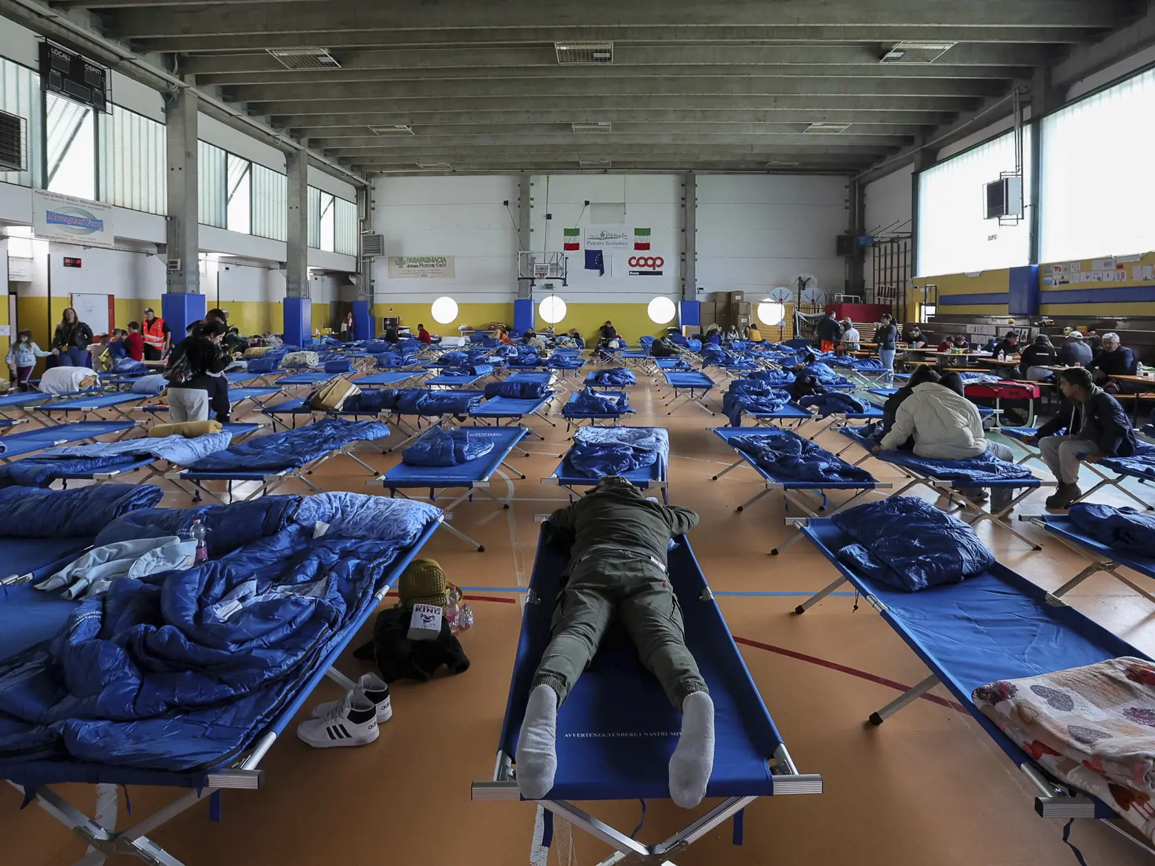 KK34 Bologna - Na snímke evakuovaní obyvatelia, ktorí našli dočasný domov v miestnej telocvični gymnázia v talianskom meste Bologna vo štvrtok 18. mája 2023. Záchranári v Taliansku sa vo štvrtok snažili dostať do miest a dedín na severe krajiny, ktoré sú po silných dažďoch, záplavách a zosuvoch pôdy odrezané od okolitého sveta. Bez elektriny je stále asi 27.000 ľudí. FOTO TASR/AP
Evacuees rest in a gymnasium in Bologna, Italy, Thursday, May 18, 2023. Rescue crews worked Thursday to reach towns a
