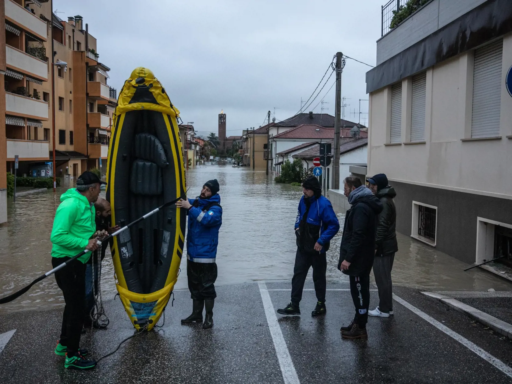 WA 36 Cesena - Miestny obyvateľ sa chystá na kajaku plaviť sa cez zaplavenú ulicu v meste Cesena, ktoré sa nachádza v regióne Emilia-Romagn na severovýchode Talianska v stredu 17. mája 2023. Predstavitelia v severnom Taliansku upozornili obyvateľov, aby sa v stredu premiestnili na vyššie položené miesta. Hrozí totiž, že rieky preplnené dažďovou vodou sa znova vylejú z brehov. Záplavy si doteraz vyžiadali najmenej tri ľudské životy a donútili na evakuáciu okolo 5000 ľudí. FOTO TASR/ANSA-Max Caval