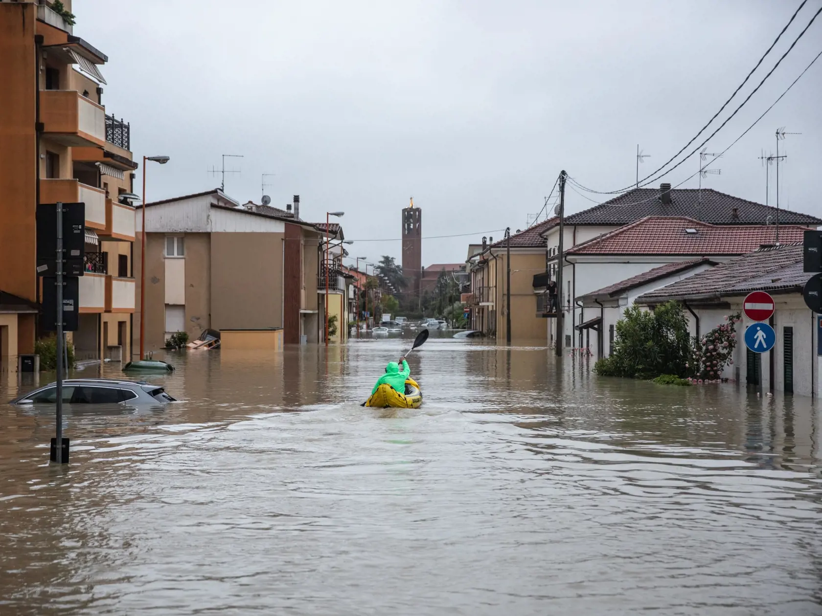 WA 35 Cesena - Miestny obyvateľ sa plaví na kajaku cez zaplavenú ulicu v meste Cesena, ktoré sa nachádza v regióne Emilia-Romagn na severovýchode Talianska v stredu 17. mája 2023. Predstavitelia v severnom Taliansku upozornili obyvateľov, aby sa v stredu premiestnili na vyššie položené miesta. Hrozí totiž, že rieky preplnené dažďovou vodou sa znova vylejú z brehov. Záplavy si doteraz vyžiadali najmenej tri ľudské životy a donútili na evakuáciu okolo 5000 ľudí. FOTO TASR/ANSA-Tommaso Romanin 


A