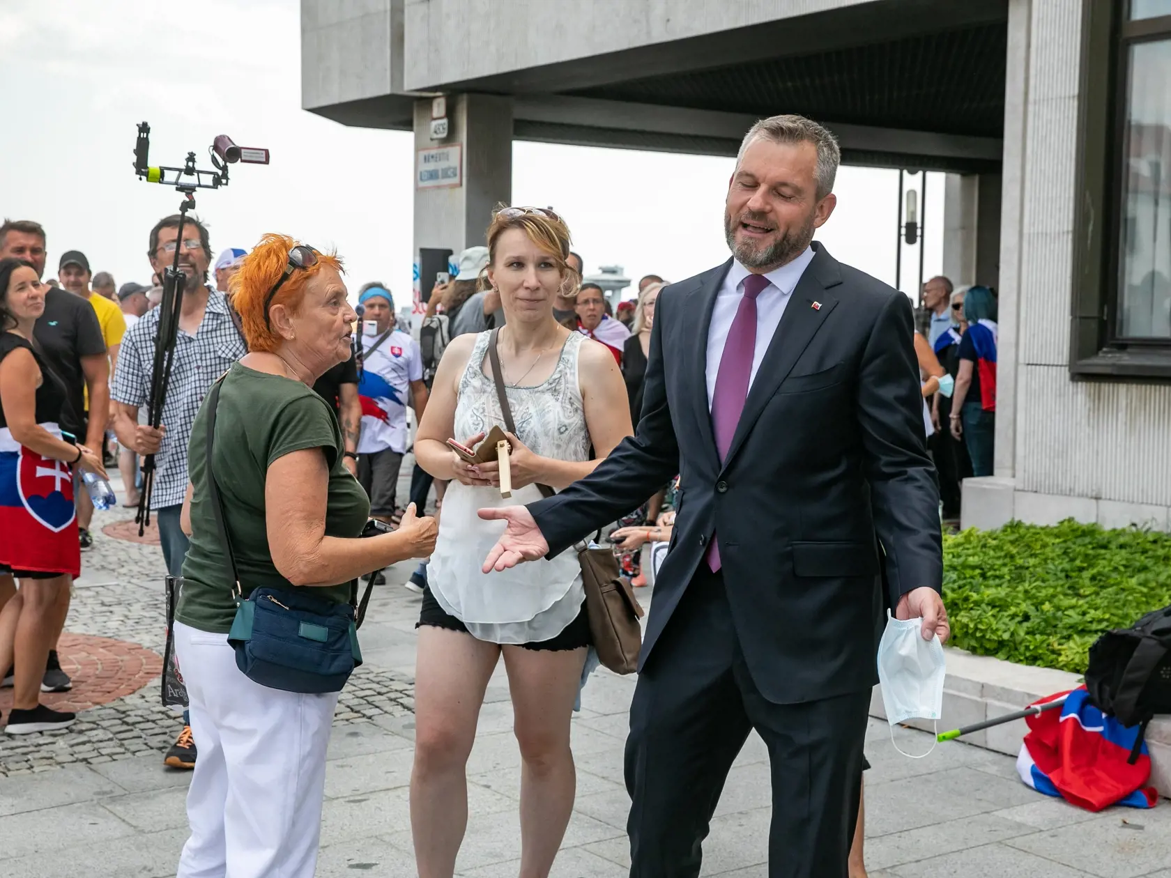 Protest pred parlamentom proti vládnym opatreniam. Na fotke je Peter Pellegrini.