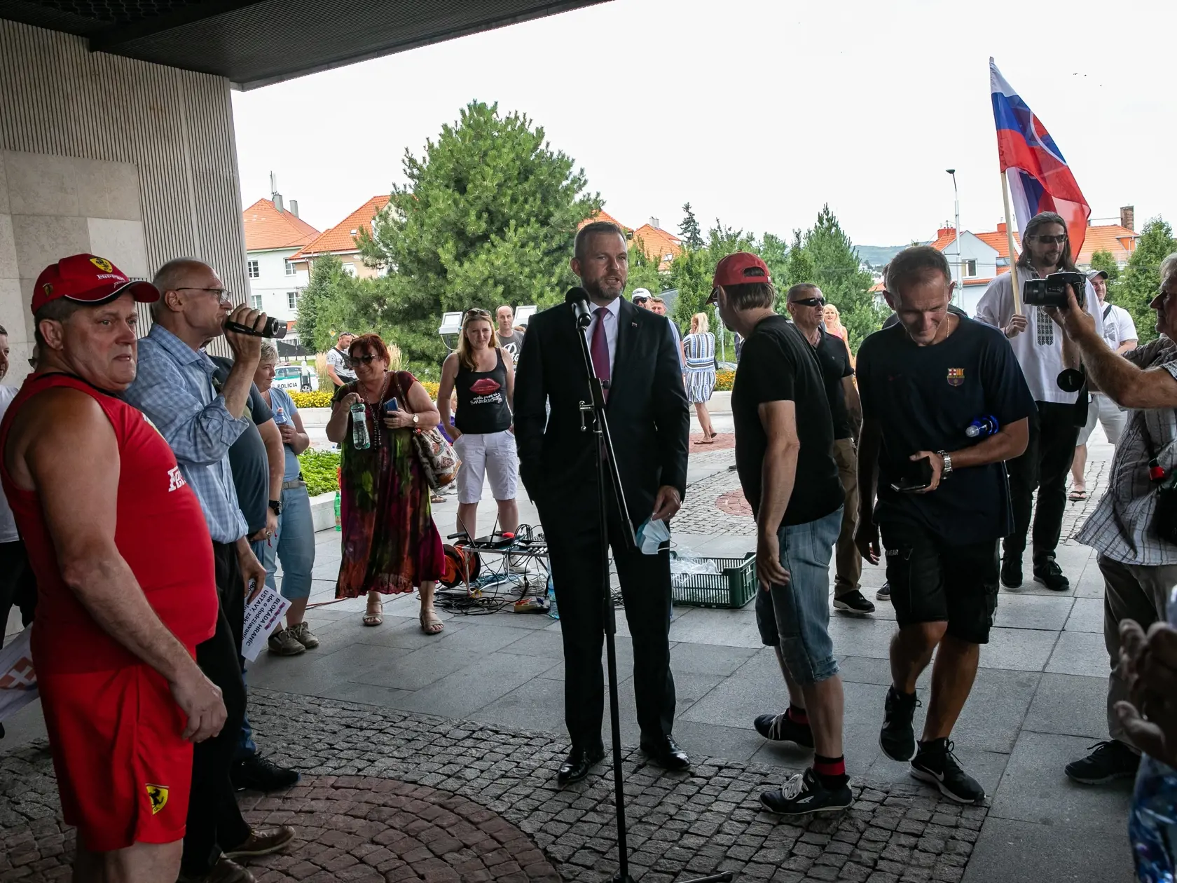 Protest pred parlamentom proti vládnym opatreniam. Na fotke je Peter Pellegrini.