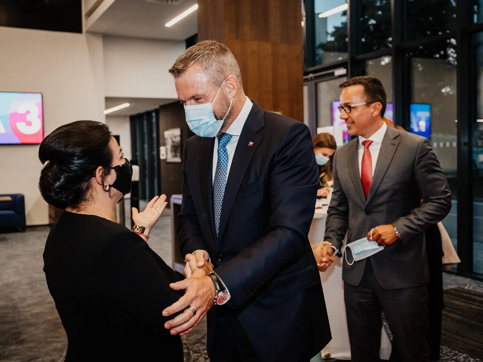 Generálna riaditeľka TA3 Mirjana Hron Sikimič privítala aj expremiéra Petra Pellegriniho.