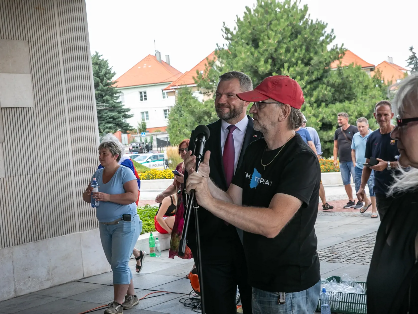 Protest pred parlamentom proti vládnym opatreniam. Na fotke je Peter Pellegrini.