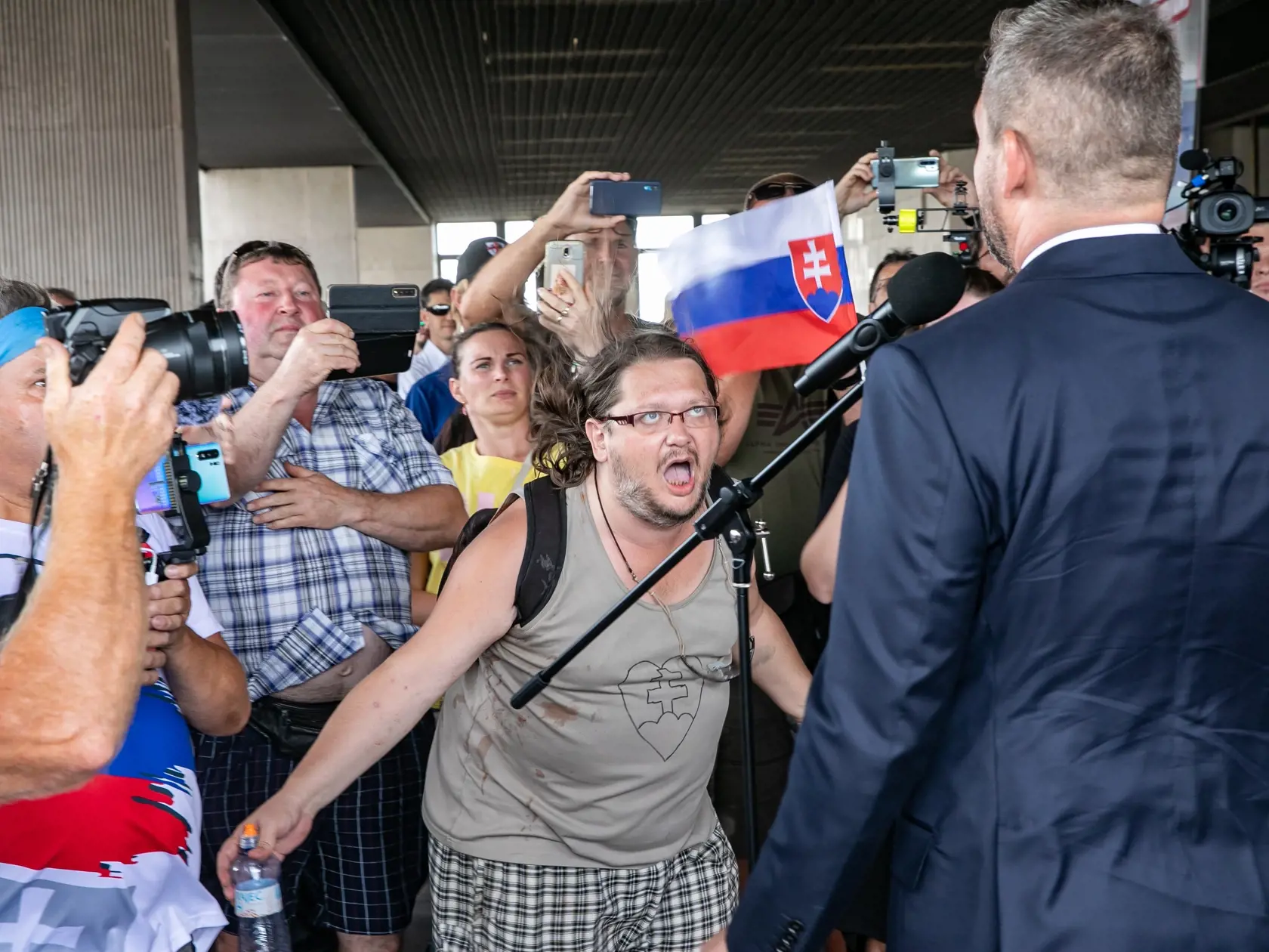 Protest pred parlamentom proti vládnym opatreniam. Na fotke je Peter Pellegrini.