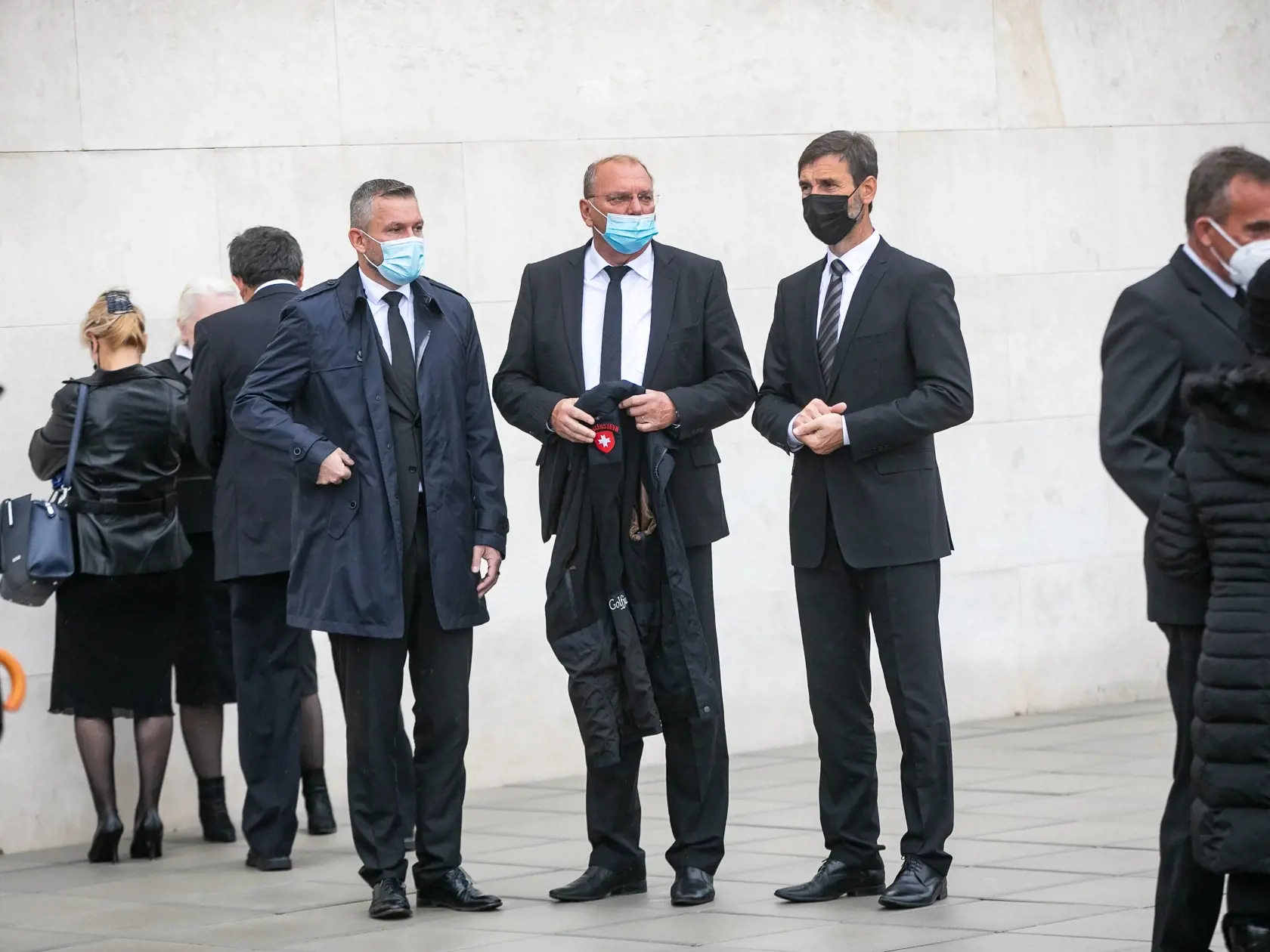 V bratislavskom krematóriu sa konala posledná rozlúčka s bývalým politikom Ivanom Vargom. Na fotke je Peter Pellegrini, Ľubomír Vážny a Juraj Blanár.