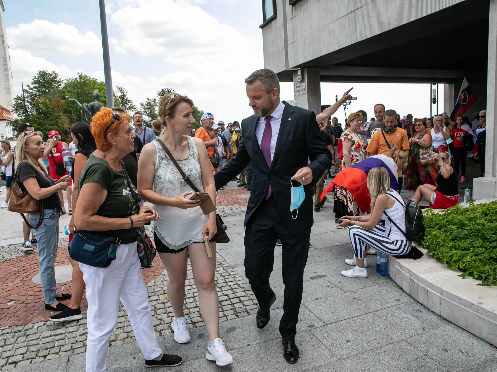 Protest pred parlamentom proti vládnym opatreniam. Na fotke je Peter Pellegrini.