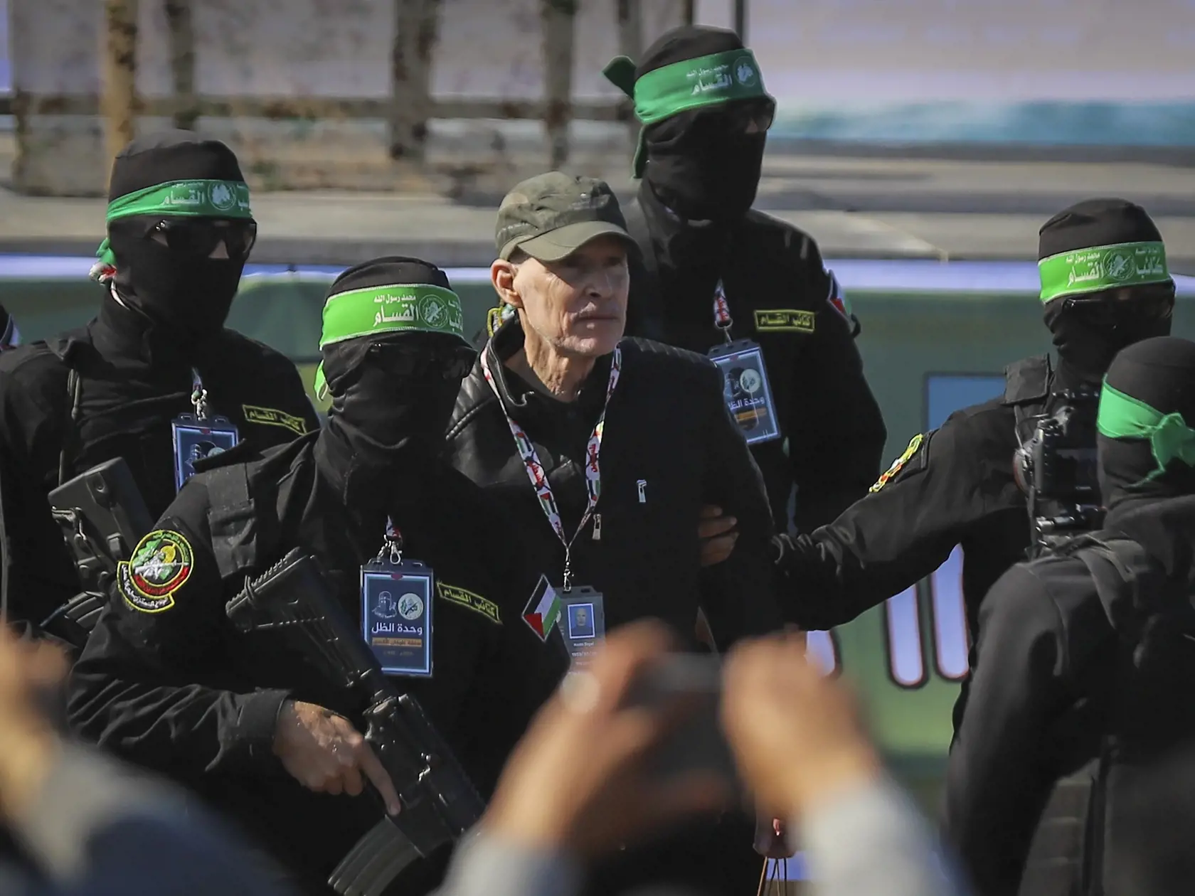 Oslobodený americko-izraelský rukojemník Keith Siegel (uprostred) je eskortovaný bojovníkmi Hamasu pred jeho dodaním členom Červeného kríža počas výmeny zajatcov v meste Gaza 1. februára 2025.