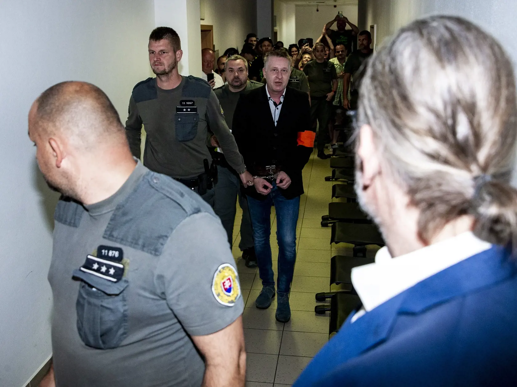 Rozsudok v prípade Josefa Šípoša na Okresnom súde v Trnave. Poslanec PS Martin Hojsík sleduje, ako privádzajú obžalovaného. Hojsík vyjadril nespokojnosť s tým, že novela Oľano ohľadom trestov za marihuanu Josefovi nijako nepomohla.