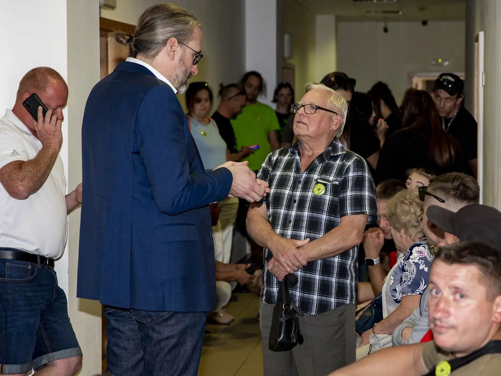 Rozsudok v prípade Josefa Šípoša na Okresnom súde v Trnave. Na snímke je Martin Hojsík,  poslanec PS Hojsík diskutuje s otcom obžalovaného.