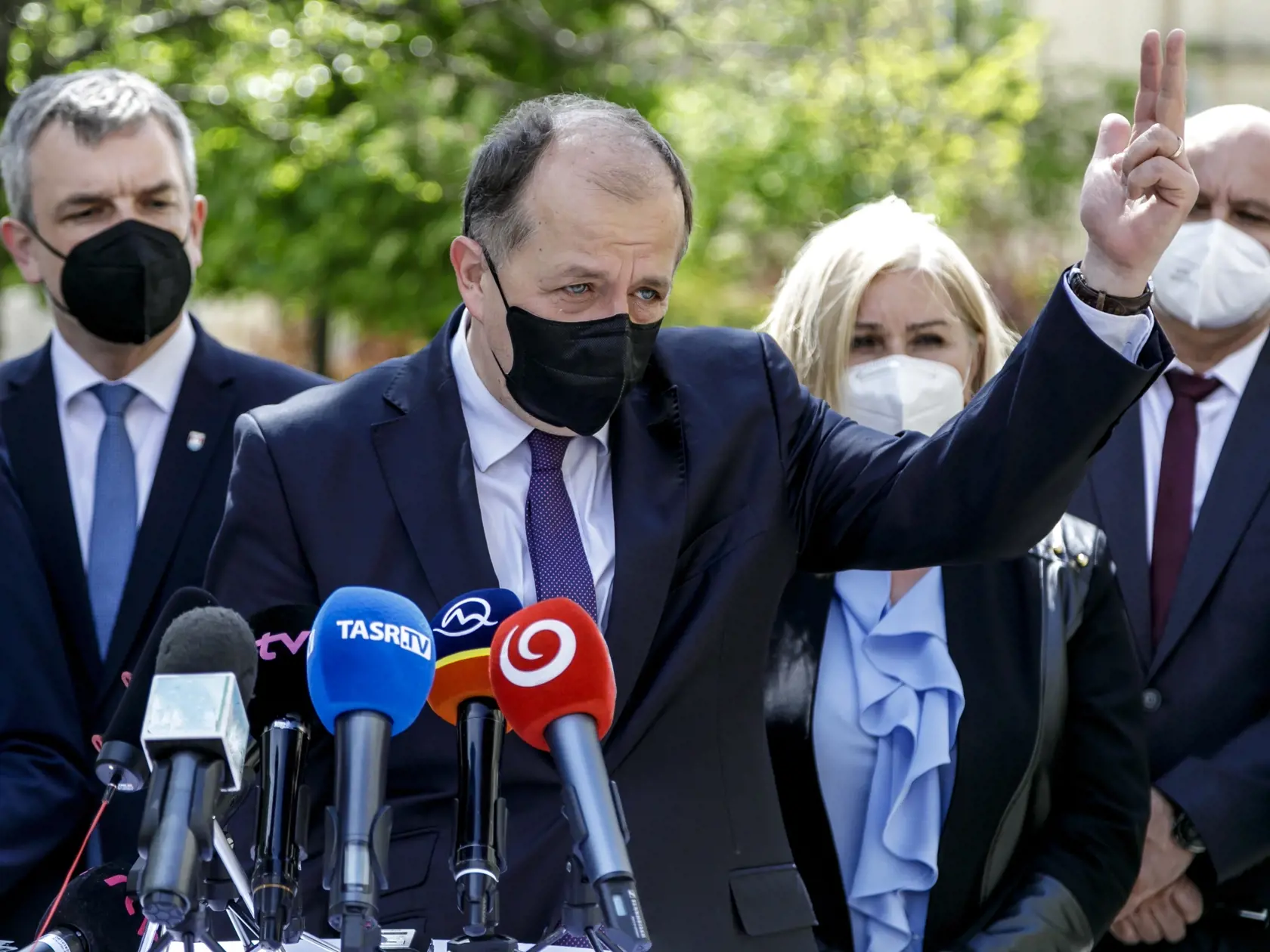 Na snímke zľava viceprezident ÚMS a primátor mesta Komárno Béla Keszegh, prezident Únie miest Slovenska (ÚMS) a primátor mesta Trenčín Richard Rybníček, viceprezidentka ÚMS a primátorka mesta Lučenec Alexandra Pivková a viceprezident ÚMS a primátor mesta Banská Bystrica Ján Nosko počas tlačovej konferencie ÚMS na tému mestá v čase pandémie; Aktuálna pozícia Únie miest Slovenska a Priority Únie miest Slovenska na najbližšie obdobie v Bratislave 4. mája 2021. FOTO TASR - Dano Veselský