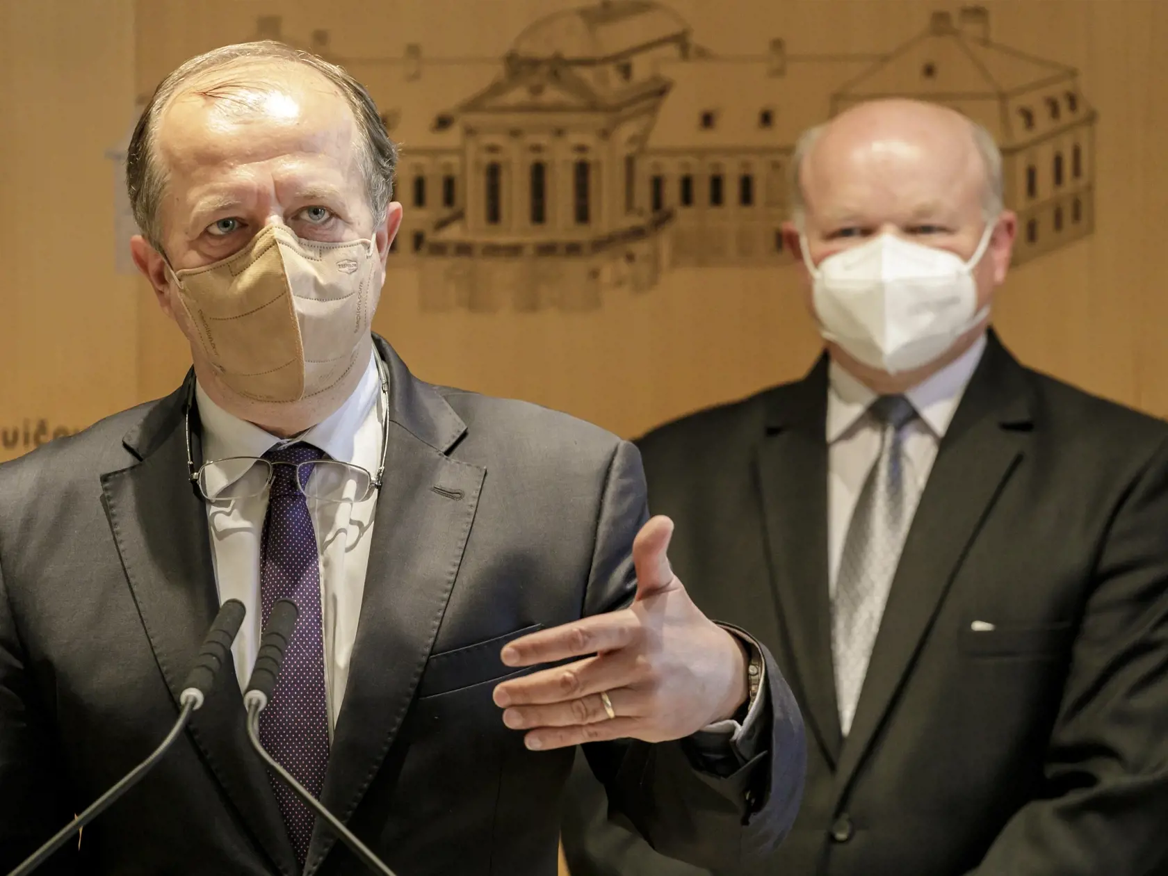 Na snímke zľava prezident Únie miest Slovenska (ÚMS) a primátor mesta Trenčín Richard Rybníček a predseda Združenia miest a obcí Slovenska (ZMOS) Branislav Tréger počas tlačovej konferencie po prijatí u prezidentky SR Zuzany Čaputovej v súvislosti s navrhovanou novou stavebnou legislatívou v Prezidentskom paláci v Bratislave 27. mája 2021. FOTO TASR - Dano Veselský